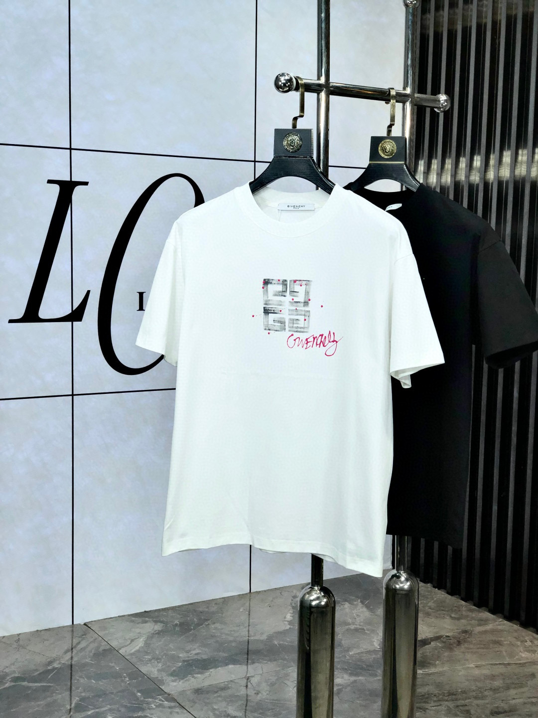 NO:444163,Givenchy Size Length Bust, shoulders, wide sleeves, long weight S 6748 4920-120 M 7151.5 5120 120-140 L 7255 5422 140-160 XL 7457 5622 160-170 2XL76.55957.523 170-1 3XL77.561.56023 1-210 Spring and summer new casual loose cotton round neck short-sleeved T-shirt for couples!  Trading companies have sparse channels and are released on the official website at the same time!  The latest spring and summer series, classic fashion design elements, injecting full vitality into the new series. This T-shirt is carefully selected for imported cotton fabrics. The fabric feels skin-friendly and soft and delicate, and the body logo print design!  It has an extremely comfortable and breathable wearing experience. The whole item is very eye-catching and fashionable, and is deeply loved by young people today!  The loose round neck cut is a neutral style regardless of age and gender, suitable for matching all the styles and looks you need in your daily life!  It is recommended to wear couple outfits to go out on the street to make it more pleasing to the eye!  Size S-3XL, given, T-shirt,tees,t-shirt,alexander wang19860909纪梵希 尺码 衣长 胸围肩宽袖长体重 S 6748 4920-120 M 7151.5 5120 120-140 L 7255 5422 140-160 XL 7457 5622 160-170 2XL76.55957.523 170-1 3XL77.561.56023 1-210 春夏新款男女同情侣款休闲宽松棉质圆领短袖T恤衫！贸易公司渠道稀出,同步官网发售 ！ 春夏最新系列,经典时尚设计元素,为全新系列注入满满活力,这款T恤衫用心甄选客供进口棉面料制成,面料手感亲肤柔软细腻,衣身logo印花设计！拥有着无比舒适透气性的穿着体验,整件单品极具吸睛度与时尚感,深受当下年轻人的喜爱！基础宽松的圆领版型裁剪,不分年龄与性别的中性款式,适合搭配你日常所需的所有风格与造型！建议搭配情侣装出街会更为养眼出色！尺码S-3XL,,givenchy,T-shirt,tees，t-shirt,alexander wang,Men's clothing