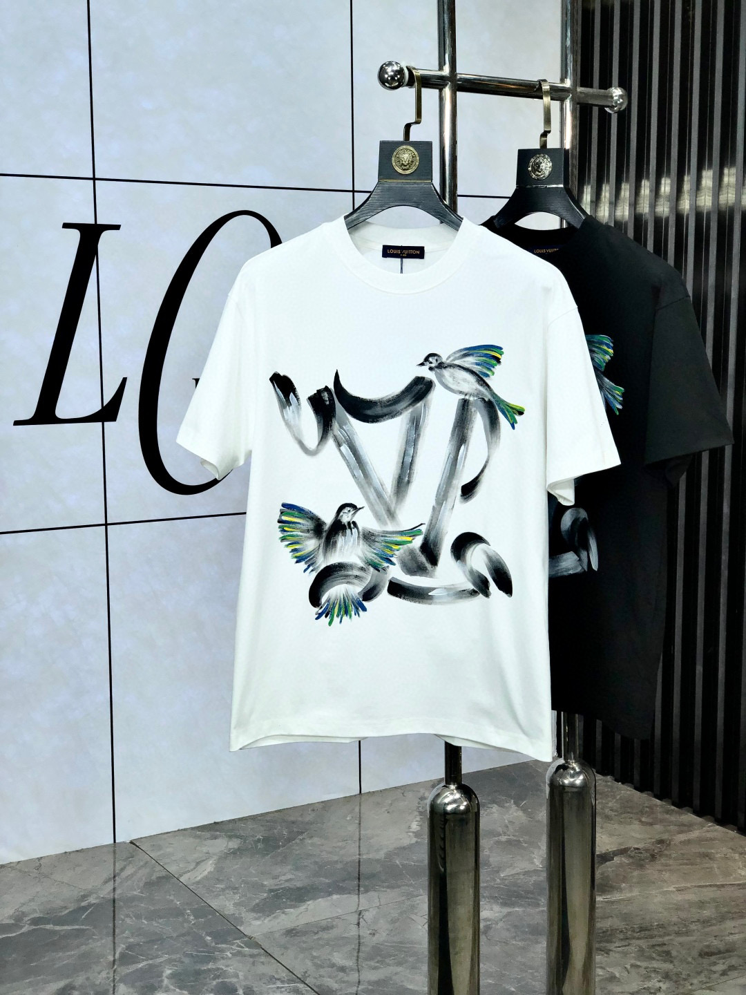 NO:444181,LV Size Length Bust, shoulders, wide sleeves, long weight S 6748 4920-120 M 7151.5 5120 120-140 L 7255 5422 140-160 XL 7457 5622 160-170 2XL76.55957.523 170-1 3XL77.561.56023 1-210 Spring and summer new casual loose cotton round neck short-sleeved T-shirt for couples!  Trading companies have sparse channels and are released on the official website at the same time!  The latest spring and summer series, classic fashion design elements, injecting full vitality into the new series. This T-shirt is carefully selected for imported cotton fabrics. The fabric feels skin-friendly and soft and delicate, and the body logo print design!  It has an extremely comfortable and breathable wearing experience. The whole item is very eye-catching and fashionable, and is deeply loved by young people today!  The loose round neck cut is a neutral style regardless of age and gender, suitable for matching all the styles and looks you need in your daily life!  It is recommended to wear couple outfits to go out on the street to make it more pleasing to the eye!  Size S-3XL, louis vuitton, T-shirt,tees, t-shirt,alexander wang19860909LV 尺码 衣长 胸围肩宽袖长体重 S 6748 4920-120 M 7151.5 5120 120-140 L 7255 5422 140-160 XL 7457 5622 160-170 2XL76.55957.523 170-1 3XL77.561.56023 1-210 春夏新款男女同情侣款休闲宽松棉质圆领短袖T恤衫！贸易公司渠道稀出,同步官网发售 ！ 春夏最新系列,经典时尚设计元素,为全新系列注入满满活力,这款T恤衫用心甄选客供进口棉面料制成,面料手感亲肤柔软细腻,衣身logo印花设计！拥有着无比舒适透气性的穿着体验,整件单品极具吸睛度与时尚感,深受当下年轻人的喜爱！基础宽松的圆领版型裁剪,不分年龄与性别的中性款式,适合搭配你日常所需的所有风格与造型！建议搭配情侣装出街会更为养眼出色！尺码S-3XL,,louis vuitton,T-shirt,tees，t-shirt,alexander wang,Men's clothing