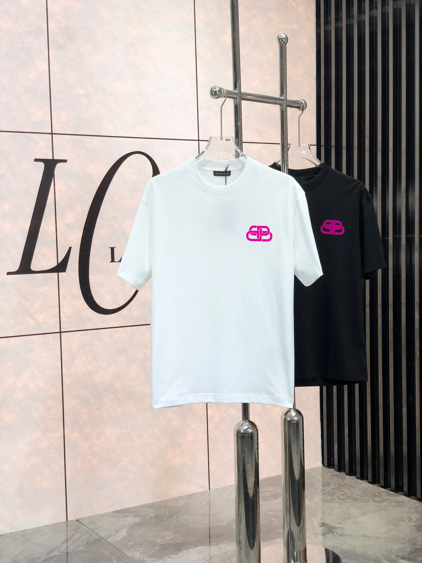 NO:444210,Balenciaga Size Length Bust, shoulders, wide sleeves, long weight S 6748 4920-120 M 7151.5 5120 120-140 L 7255 5422 140-160 XL 7457 5622 160-170 2XL76.55957.523 170-1 3XL77.561.56023 1-210 Spring and summer new casual loose cotton round neck short-sleeved T-shirt for couples!  Trading companies have sparse channels and are released on the official website at the same time!  The latest spring and summer series, classic fashion design elements, injecting full vitality into the new series. This T-shirt is carefully selected for imported cotton fabrics. The fabric feels skin-friendly and soft and delicate, and the body logo print design!  It has an extremely comfortable and breathable wearing experience. The whole item is very eye-catching and fashionable, and is deeply loved by young people today!  The loose round neck cut is a neutral style regardless of age and gender, suitable for matching all the styles and looks you need in your daily life!  It is recommended to wear couple outfits to go out on the street to make it more pleasing to the eye!  Size S-3XL, balenciaga, T-shirt,tees, t-shirt,alexander wang19860909巴黎世家 尺码 衣长 胸围肩宽袖长体重 S 6748 4920-120 M 7151.5 5120 120-140 L 7255 5422 140-160 XL 7457 5622 160-170 2XL76.55957.523 170-1 3XL77.561.56023 1-210 春夏新款男女同情侣款休闲宽松棉质圆领短袖T恤衫！贸易公司渠道稀出,同步官网发售 ！ 春夏最新系列,经典时尚设计元素,为全新系列注入满满活力,这款T恤衫用心甄选客供进口棉面料制成,面料手感亲肤柔软细腻,衣身logo印花设计！拥有着无比舒适透气性的穿着体验,整件单品极具吸睛度与时尚感,深受当下年轻人的喜爱！基础宽松的圆领版型裁剪,不分年龄与性别的中性款式,适合搭配你日常所需的所有风格与造型！建议搭配情侣装出街会更为养眼出色！尺码S-3XL,,balenciaga,T-shirt,tees，t-shirt,alexander wang,Men's clothing