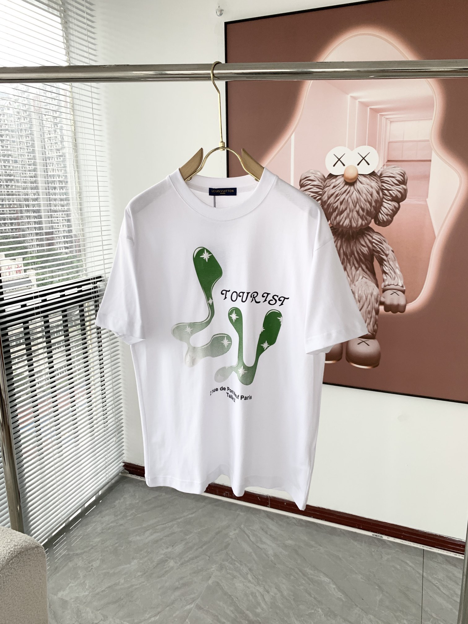 NO:522477,(Top version, differentiated currency) 2025 LV summer new model, double yarn pure cotton fabric short sleeves, spring and summer catwalk style, personalized exclusive style, same style, imported custom dyed fabric, back collar chain bottom covers shoulder, water does not deform or shrinks, the latest brick cabinets in spring and summer synchronizes, fashionable and personalized, super versatile and beautiful style, both men and women are very suitable, man and man must have, the latest brick cabinets in spring and summer synchronizes, fashionable and personalized, super versatile and beautiful style, the latest brick cabinets in spring and summer synchronizes, fashionable and personalized, super versatile and beautiful style, both men and women are very suitable, man and man must have. Color white, black, code S-3XL (please report height and weight if order),,louis vuitton, T-shirt, alexander wang19860909（顶级版本 区别通货） 2025 LV 夏季新款 重磅推出双纱纯棉面料短袖 春夏走秀款 个性独家款式 男女同款 采用进口定制定染面料 后领锁链底全包肩 过水不变形不缩水 春夏最新砖柜同步 时尚又个性 超级百搭好看款 男女都非常合适 人手必备款 春夏最新砖柜同步 时尚又个性 超级百搭好看款 春夏最新砖柜同步 时尚又个性 超级百搭好看款 男女都非常合适 人手必备款. 颜色白色 黑色 码数S-3XL（下单请报身高体重）,,louis vuitton,T-shirt,alexander wang,Men's clothing