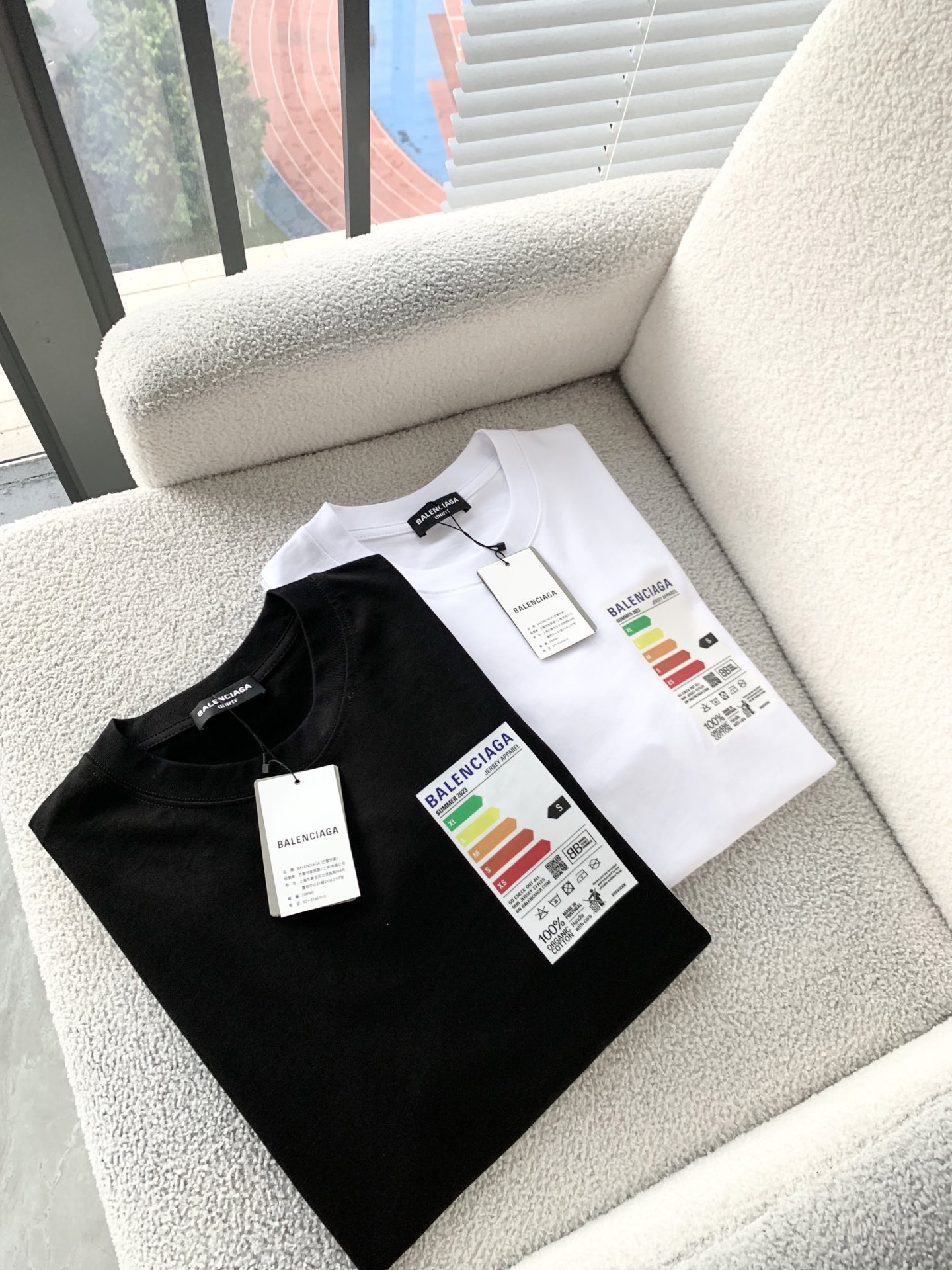 NO:522479,(Top version, differentiated currency) 2025 Balenciaga Summer new model, launched double yarn pure cotton fabric short sleeves, spring and summer catwalk style, personalized exclusive style, same style, imported custom dyed fabric, back collar chain bottom covers shoulder, water does not deform or shrinks, the latest brick cabinets in spring and summer synchronizes, fashionable and personalized, super versatile and beautiful style, very suitable for both men and women, essential for both men and women, spring and summer latest brick cabinets in spring and summer synchronizes, fashionable and personalized, super versatile and beautiful style, the latest brick cabinets in spring and summer synchronizes, fashionable and personalized, super versatile and beautiful style, very suitable for both men and women, essential for both men and women. Color white, black, S-3XL (please report height and weight if you place an order),,balenciaga,T-shirt,alexander wang19860909（顶级版本 区别通货） 2025 巴黎世家 夏季新款 重磅推出双纱纯棉面料短袖 春夏走秀款 个性独家款式 男女同款 采用进口定制定染面料 后领锁链底全包肩 过水不变形不缩水 春夏最新砖柜同步 时尚又个性 超级百搭好看款 男女都非常合适 人手必备款 春夏最新砖柜同步 时尚又个性 超级百搭好看款 春夏最新砖柜同步 时尚又个性 超级百搭好看款 男女都非常合适 人手必备款. 颜色白色 黑色 码数S-3XL（下单请报身高体重）,,balenciaga,T-shirt,alexander wang,Men's clothing