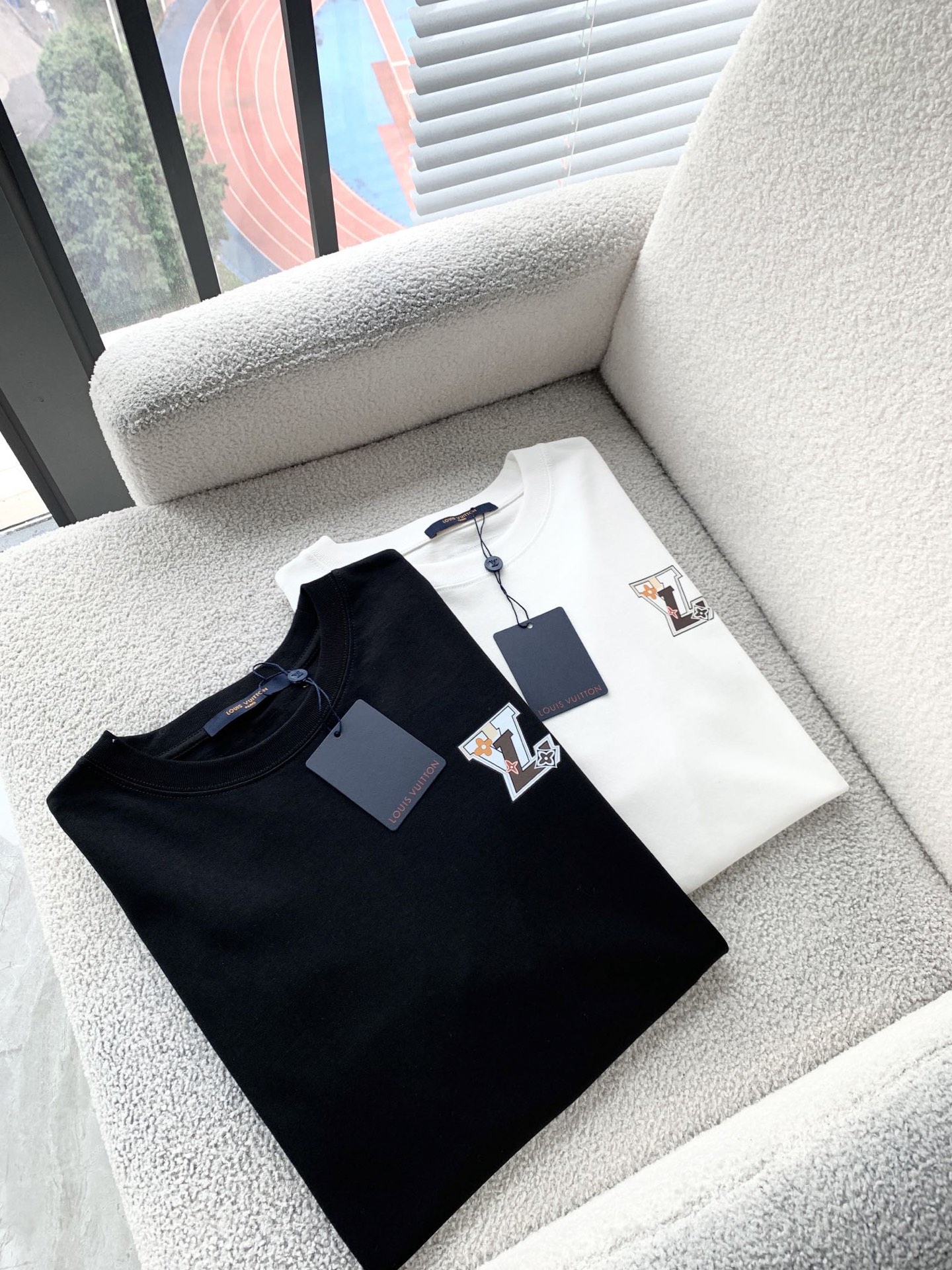 NO:522481,(Top version, differentiated currency) 2025 LV summer new model, double yarn pure cotton fabric short sleeves, spring and summer catwalk style, personalized exclusive style, same style, imported custom dyed fabric, back collar chain bottom covers shoulder, water does not deform or shrinks, the latest brick cabinets in spring and summer synchronizes, fashionable and personalized, super versatile and beautiful style, both men and women are very suitable, man and man must have, the latest brick cabinets in spring and summer synchronizes, fashionable and personalized, super versatile and beautiful style, the latest brick cabinets in spring and summer synchronizes, fashionable and personalized, super versatile and beautiful style, both men and women are very suitable, man and man must have. Color white, black, code S-3XL (please report height and weight if order),,louis vuitton, T-shirt, alexander wang19860909（顶级版本 区别通货） 2025 LV 夏季新款 重磅推出双纱纯棉面料短袖 春夏走秀款 个性独家款式 男女同款 采用进口定制定染面料 后领锁链底全包肩 过水不变形不缩水 春夏最新砖柜同步 时尚又个性 超级百搭好看款 男女都非常合适 人手必备款 春夏最新砖柜同步 时尚又个性 超级百搭好看款 春夏最新砖柜同步 时尚又个性 超级百搭好看款 男女都非常合适 人手必备款. 颜色白色 黑色 码数S-3XL（下单请报身高体重）,,louis vuitton,T-shirt,alexander wang,Men's clothing