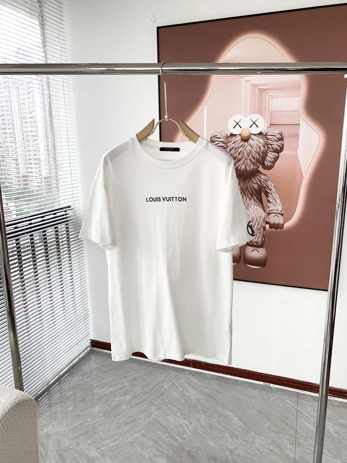 NO:522466,(Top version, differentiated currency) 2025 LV summer new model, double yarn pure cotton fabric short sleeves, spring and summer catwalk style, personalized exclusive style, same style, imported custom dyed fabric, back collar chain bottom covers shoulder, water does not deform or shrinks, the latest brick cabinets in spring and summer synchronizes, fashionable and personalized, super versatile and beautiful style, both men and women are very suitable, man and man must have, the latest brick cabinets in spring and summer synchronizes, fashionable and personalized, super versatile and beautiful style, the latest brick cabinets in spring and summer synchronizes, fashionable and personalized, super versatile and beautiful style, both men and women are very suitable, man and man must have. Color white, black, code S-3XL (please report height and weight if order),,louis vuitton, T-shirt, alexander wang19860909（顶级版本 区别通货） 2025 LV 夏季新款 重磅推出双纱纯棉面料短袖 春夏走秀款 个性独家款式 男女同款 采用进口定制定染面料 后领锁链底全包肩 过水不变形不缩水 春夏最新砖柜同步 时尚又个性 超级百搭好看款 男女都非常合适 人手必备款 春夏最新砖柜同步 时尚又个性 超级百搭好看款 春夏最新砖柜同步 时尚又个性 超级百搭好看款 男女都非常合适 人手必备款. 颜色白色 黑色 码数S-3XL（下单请报身高体重）,,louis vuitton,T-shirt,alexander wang,Men's clothing