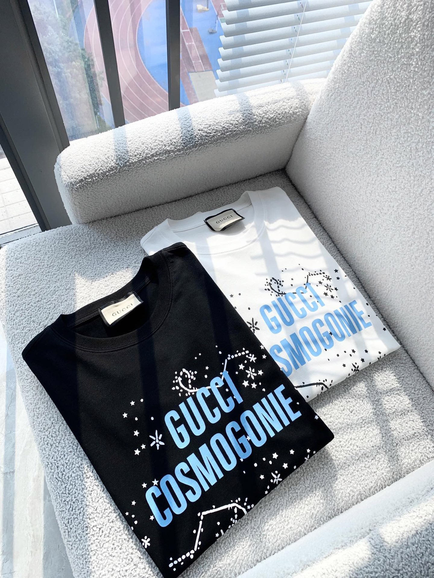 NO:522468,(Top version, differentiated currency) 2025 Gucci Summer new model launches double yarn pure cotton fabric short sleeve spring and summer catwalk style, unique style, same style, imported customized dyed fabric, back collar chain bottom covers shoulder, water does not deform or shrinks, the latest brick cabinets in spring and summer synchronizes, fashionable and personalized, super versatile and beautiful style, very suitable for both men and women, essential for both men and women, spring and summer latest brick cabinets in spring and summer synchronizes, fashionable and personalized, super versatile and beautiful style, the latest brick cabinets in spring and summer synchronizes, fashionable and personalized, super versatile and beautiful style, very suitable for both men and women, essential for both men and women. Color white, black, S-3XL (please report height and weight if you place an order),,gucci, T-shirt, alexander wang19860909（顶级版本 区别通货） 2025 古驰 夏季新款 重磅推出双纱纯棉面料短袖 春夏走秀款 个性独家款式 男女同款 采用进口定制定染面料 后领锁链底全包肩 过水不变形不缩水 春夏最新砖柜同步 时尚又个性 超级百搭好看款 男女都非常合适 人手必备款 春夏最新砖柜同步 时尚又个性 超级百搭好看款 春夏最新砖柜同步 时尚又个性 超级百搭好看款 男女都非常合适 人手必备款. 颜色白色 黑色 码数S-3XL（下单请报身高体重）,,gucci,T-shirt,alexander wang,Men's clothing