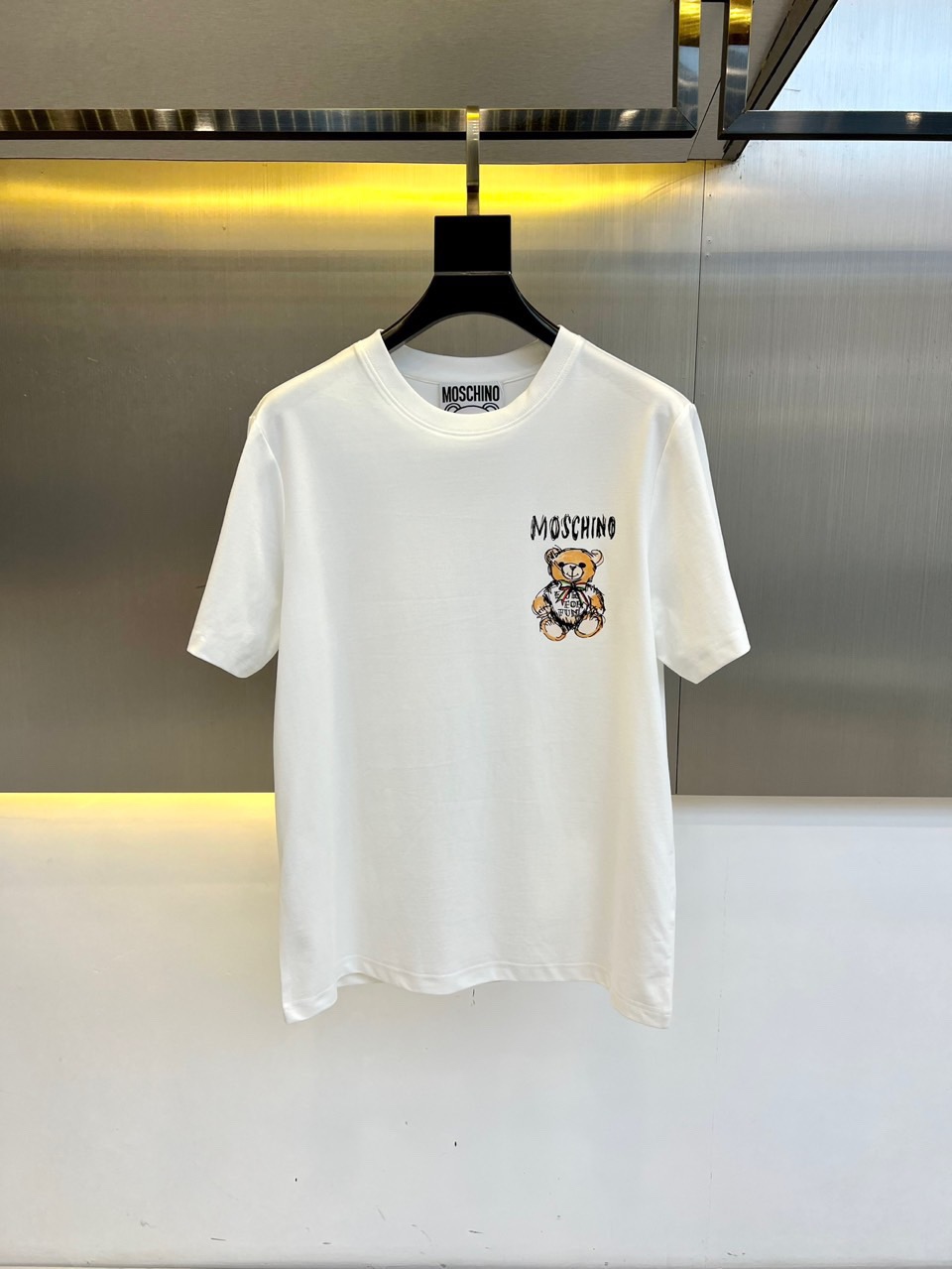 NO:454230,(Top version, differentiated currency) 2025 Moscino Summer new model, launched double yarn pure cotton fabric short sleeves, spring and summer catwalk style, personalized exclusive style, same style, imported custom dyed fabric, back collar chain bottom covers shoulder, water does not deform or shrinks, the latest brick cabinets in spring and summer synchronizes, fashionable and personalized, super versatile and beautiful style, both men and women are very suitable, man and man must have, the latest brick cabinets in spring and summer synchronizes, fashionable and personalized, super versatile and beautiful style, the latest brick cabinets in spring and summer synchronizes, fashionable and personalized, super versatile and beautiful style, both men and women are very suitable, man and man must have. Color white, black, S-3XL (please report height and weight if order),, T-shirt, alexander wang19860909（顶级版本 区别通货） 2025 莫斯奇诺 夏季新款 重磅推出双纱纯棉面料短袖 春夏走秀款 个性独家款式 男女同款 采用进口定制定染面料 后领锁链底全包肩 过水不变形不缩水 春夏最新砖柜同步 时尚又个性 超级百搭好看款 男女都非常合适 人手必备款 春夏最新砖柜同步 时尚又个性 超级百搭好看款 春夏最新砖柜同步 时尚又个性 超级百搭好看款 男女都非常合适 人手必备款. 颜色白色 黑色 码数S-3XL（下单请报身高体重）,,T-shirt,alexander wang,Men's clothing