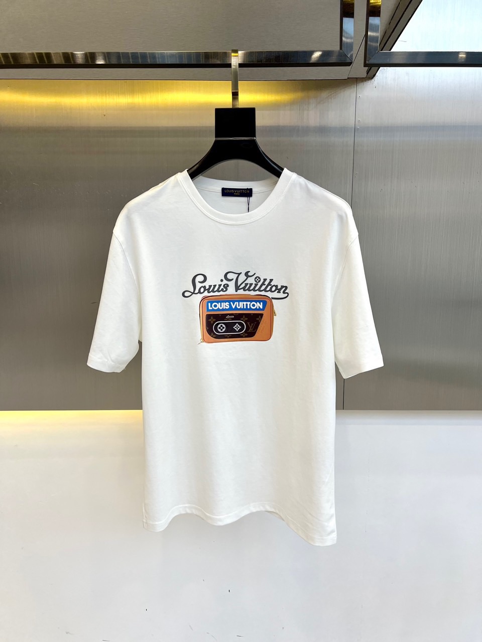 NO:454241,(Top version, differentiated currency) 2025 LV summer new model, double yarn pure cotton fabric short sleeves, spring and summer catwalk style, personalized exclusive style, same style, imported custom dyed fabric, back collar chain bottom covers shoulder, water does not deform or shrinks, the latest brick cabinets in spring and summer synchronizes, fashionable and personalized, super versatile and beautiful style, both men and women are very suitable, man and man must have, the latest brick cabinets in spring and summer synchronizes, fashionable and personalized, super versatile and beautiful style, the latest brick cabinets in spring and summer synchronizes, fashionable and personalized, super versatile and beautiful style, both men and women are very suitable, man and man must have. Color white, black, code S-3XL (please report height and weight if order),,louis vuitton, T-shirt, alexander wang19860909（顶级版本 区别通货） 2025 LV 夏季新款 重磅推出双纱纯棉面料短袖 春夏走秀款 个性独家款式 男女同款 采用进口定制定染面料 后领锁链底全包肩 过水不变形不缩水 春夏最新砖柜同步 时尚又个性 超级百搭好看款 男女都非常合适 人手必备款 春夏最新砖柜同步 时尚又个性 超级百搭好看款 春夏最新砖柜同步 时尚又个性 超级百搭好看款 男女都非常合适 人手必备款. 颜色白色 黑色 码数S-3XL（下单请报身高体重）,,louis vuitton,T-shirt,alexander wang,Men's clothing