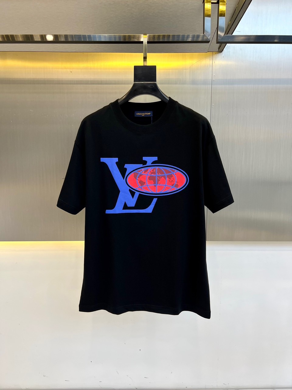 NO:454249,(Top version, differentiated currency) 2025 LV summer new model, double yarn pure cotton fabric short sleeves, spring and summer catwalk style, personalized exclusive style, same style, imported custom dyed fabric, back collar chain bottom covers shoulder, water does not deform or shrinks, the latest brick cabinets in spring and summer synchronizes, fashionable and personalized, super versatile and beautiful style, both men and women are very suitable, man and man must have, the latest brick cabinets in spring and summer synchronizes, fashionable and personalized, super versatile and beautiful style, the latest brick cabinets in spring and summer synchronizes, fashionable and personalized, super versatile and beautiful style, both men and women are very suitable, man and man must have. Color white, black, code S-3XL (please report height and weight if order),,louis vuitton, T-shirt, alexander wang19860909（顶级版本 区别通货） 2025 LV 夏季新款 重磅推出双纱纯棉面料短袖 春夏走秀款 个性独家款式 男女同款 采用进口定制定染面料 后领锁链底全包肩 过水不变形不缩水 春夏最新砖柜同步 时尚又个性 超级百搭好看款 男女都非常合适 人手必备款 春夏最新砖柜同步 时尚又个性 超级百搭好看款 春夏最新砖柜同步 时尚又个性 超级百搭好看款 男女都非常合适 人手必备款. 颜色白色 黑色 码数S-3XL（下单请报身高体重）,,louis vuitton,T-shirt,alexander wang,Men's clothing