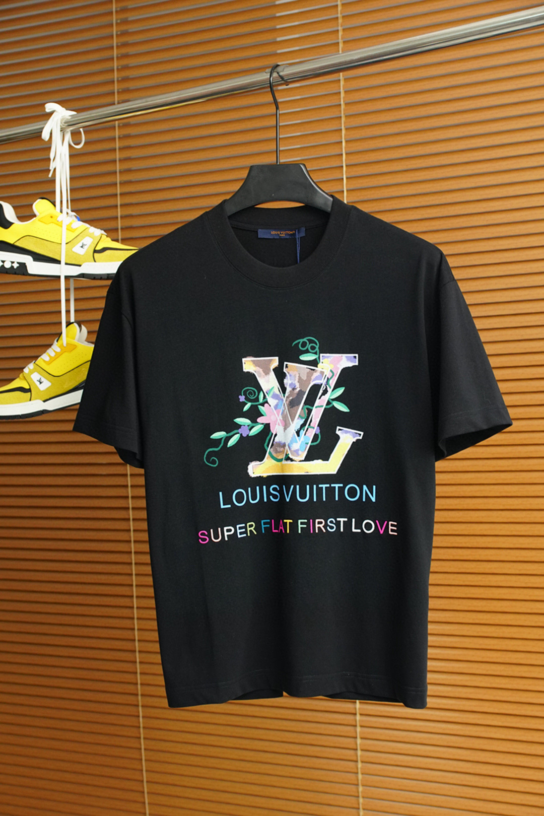 NO:454215,LV-2025 spring and summer new men and women couples casual loose cotton round neck short-sleeved T-shirt!  Trading companies have sparse channels and are released on the official website at the same time!  The latest series of spring and summer 2025, classic fashion design elements, injecting full vitality into the new series. This T-shirt is carefully selected for imported cotton fabrics. The fabric feels skin-friendly and soft and delicate, and the high-end logo design of the clothes!  It has an extremely comfortable and breathable wearing experience. The whole item is very eye-catching and fashionable, and is deeply loved by young people today!  The loose round neck cut is a neutral style regardless of age and gender, suitable for matching all the styles and looks you need in your daily life!  It is recommended to wear couple outfits to go out on the street, which will be more pleasing to the eye! Color black and white Size S~3XL (please report height and weight if you place an order), louis vuitton, T-shirt,tees, t-shirt,alexander wang19860909LV-2025春夏新款男女同情侣款休闲宽松棉质圆领短袖T恤衫！贸易公司渠道稀出,同步官网发售 ！ 2025春夏最新系列,经典时尚设计元素,为全新系列注入满满活力,这款T恤衫用心甄选客供进口棉面料制成,面料手感亲肤柔软细腻,衣身高端logo设计！拥有着无比舒适透气性的穿着体验,整件单品极具吸睛度与时尚感,深受当下年轻人的喜爱！基础宽松的圆领版型裁剪,不分年龄与性别的中性款式,适合搭配你日常所需的所有风格与造型！建议搭配情侣装出街会更为养眼出色! 颜色黑白 尺码S~3XL（下单请报身高体重）,,louis vuitton,T-shirt,tees，t-shirt,alexander wang,Men's clothing