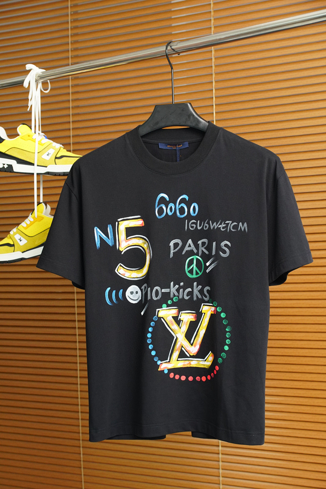 NO:454232,LV-2025 spring and summer new men and women couples casual loose cotton round neck short-sleeved T-shirt!  Trading companies have sparse channels and are released on the official website at the same time!  The latest series of spring and summer 2025, classic fashion design elements, injecting full vitality into the new series. This T-shirt is carefully selected for imported cotton fabrics. The fabric feels skin-friendly and soft and delicate, and the high-end logo design of the clothes!  It has an extremely comfortable and breathable wearing experience. The whole item is very eye-catching and fashionable, and is deeply loved by young people today!  The loose round neck cut is a neutral style regardless of age and gender, suitable for matching all the styles and looks you need in your daily life!  It is recommended to wear couple outfits to go out on the street, which will be more pleasing to the eye! Color black and white Size S~3XL (please report height and weight if you place an order), louis vuitton, T-shirt,tees, t-shirt,alexander wang19860909LV-2025春夏新款男女同情侣款休闲宽松棉质圆领短袖T恤衫！贸易公司渠道稀出,同步官网发售 ！ 2025春夏最新系列,经典时尚设计元素,为全新系列注入满满活力,这款T恤衫用心甄选客供进口棉面料制成,面料手感亲肤柔软细腻,衣身高端logo设计！拥有着无比舒适透气性的穿着体验,整件单品极具吸睛度与时尚感,深受当下年轻人的喜爱！基础宽松的圆领版型裁剪,不分年龄与性别的中性款式,适合搭配你日常所需的所有风格与造型！建议搭配情侣装出街会更为养眼出色! 颜色黑白 尺码S~3XL（下单请报身高体重）,,louis vuitton,T-shirt,tees，t-shirt,alexander wang,Men's clothing