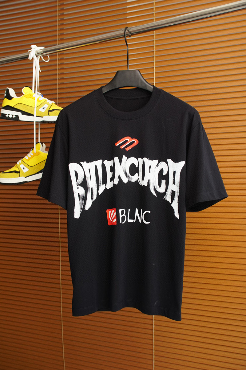 NO:454237,Balenciaga - 2025 spring and summer new style for men and women couples casual loose cotton round neck short-sleeved T-shirt!  Trading companies have sparse channels and are released on the official website at the same time!  The latest series of spring and summer 2025, classic fashion design elements, injecting full vitality into the new series. This T-shirt is carefully selected for imported cotton fabrics. The fabric feels skin-friendly and soft and delicate, and the high-end logo design of the clothes!  It has an extremely comfortable and breathable wearing experience. The whole item is very eye-catching and fashionable, and is deeply loved by young people today!  The loose round neck cut is a neutral style regardless of age and gender, suitable for matching all the styles and looks you need in your daily life!  It is recommended to wear couple outfits to go out, which will be more pleasing to the eye! Color black and white Size S~3XL (please report height and weight if you place an order), ,balenciaga, T-shirt,tees, t-shirt,alexander wang19860909巴黎世家-2025春夏新款男女同情侣款休闲宽松棉质圆领短袖T恤衫！贸易公司渠道稀出,同步官网发售 ！ 2025春夏最新系列,经典时尚设计元素,为全新系列注入满满活力,这款T恤衫用心甄选客供进口棉面料制成,面料手感亲肤柔软细腻,衣身高端logo设计！拥有着无比舒适透气性的穿着体验,整件单品极具吸睛度与时尚感,深受当下年轻人的喜爱！基础宽松的圆领版型裁剪,不分年龄与性别的中性款式,适合搭配你日常所需的所有风格与造型！建议搭配情侣装出街会更为养眼出色! 颜色黑白 尺码S~3XL（下单请报身高体重）,,balenciaga,T-shirt,tees，t-shirt,alexander wang,Men's clothing