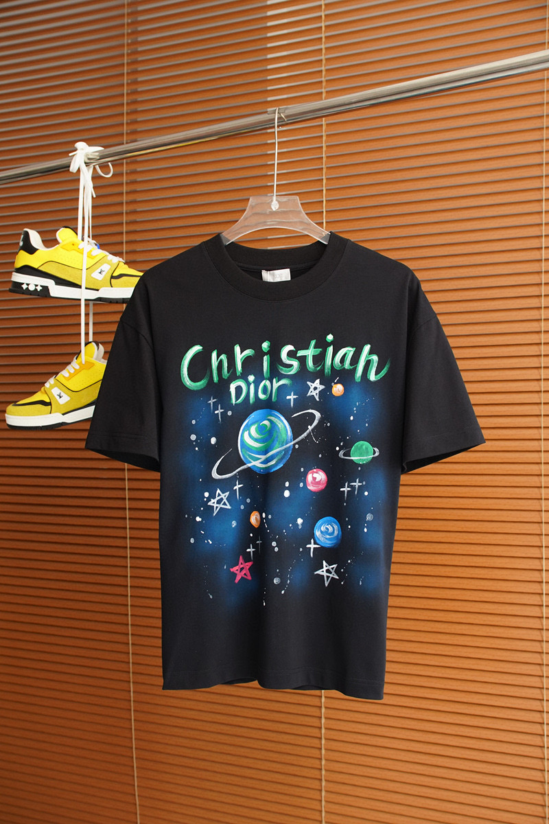 NO:454243,Dior-2025 spring and summer new men and women couples casual loose cotton round neck short-sleeved T-shirt!  Trading companies have sparse channels and are released on the official website at the same time!  The latest series of spring and summer 2025, classic fashion design elements, injecting full vitality into the new series. This T-shirt is carefully selected for imported cotton fabrics. The fabric feels skin-friendly and soft and delicate, and the high-end logo design of the clothes!  It has an extremely comfortable and breathable wearing experience. The whole item is very eye-catching and fashionable, and is deeply loved by young people today!  The loose round neck cut is a neutral style regardless of age and gender, suitable for matching all the styles and looks you need in your daily life!  It is recommended to wear couple outfits to go out, which will be more pleasing to the eye! Color black and white Size S~3XL (please report height and weight if you place an order), dior, T-shirt, tees, t-shirt, alexander wang19860909Dior-2025春夏新款男女同情侣款休闲宽松棉质圆领短袖T恤衫！贸易公司渠道稀出,同步官网发售 ！ 2025春夏最新系列,经典时尚设计元素,为全新系列注入满满活力,这款T恤衫用心甄选客供进口棉面料制成,面料手感亲肤柔软细腻,衣身高端logo设计！拥有着无比舒适透气性的穿着体验,整件单品极具吸睛度与时尚感,深受当下年轻人的喜爱！基础宽松的圆领版型裁剪,不分年龄与性别的中性款式,适合搭配你日常所需的所有风格与造型！建议搭配情侣装出街会更为养眼出色! 颜色黑白 尺码S~3XL（下单请报身高体重）,,dior,T-shirt,tees，t-shirt,alexander wang,Men's clothing