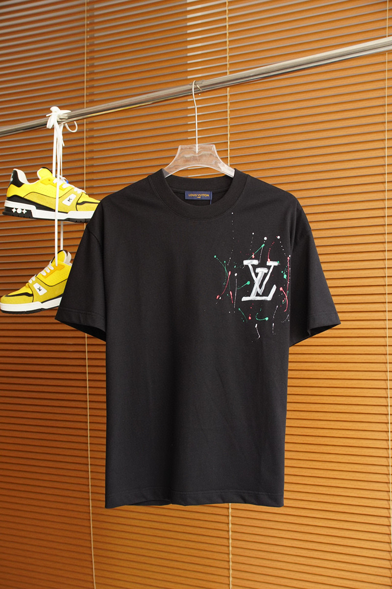 NO:454248,LV-2025 spring and summer new men and women couples casual loose cotton round neck short-sleeved T-shirt!  Trading companies have sparse channels and are released on the official website at the same time!  The latest series of spring and summer 2025, classic fashion design elements, injecting full vitality into the new series. This T-shirt is carefully selected for imported cotton fabrics. The fabric feels skin-friendly and soft and delicate, and the high-end logo design of the clothes!  It has an extremely comfortable and breathable wearing experience. The whole item is very eye-catching and fashionable, and is deeply loved by young people today!  The loose round neck cut is a neutral style regardless of age and gender, suitable for matching all the styles and looks you need in your daily life!  It is recommended to wear couple outfits to go out on the street, which will be more pleasing to the eye! Color black and white Size S~3XL (please report height and weight if you place an order), louis vuitton, T-shirt,tees, t-shirt,alexander wang19860909LV-2025春夏新款男女同情侣款休闲宽松棉质圆领短袖T恤衫！贸易公司渠道稀出,同步官网发售 ！ 2025春夏最新系列,经典时尚设计元素,为全新系列注入满满活力,这款T恤衫用心甄选客供进口棉面料制成,面料手感亲肤柔软细腻,衣身高端logo设计！拥有着无比舒适透气性的穿着体验,整件单品极具吸睛度与时尚感,深受当下年轻人的喜爱！基础宽松的圆领版型裁剪,不分年龄与性别的中性款式,适合搭配你日常所需的所有风格与造型！建议搭配情侣装出街会更为养眼出色! 颜色黑白 尺码S~3XL（下单请报身高体重）,,louis vuitton,T-shirt,tees，t-shirt,alexander wang,Men's clothing