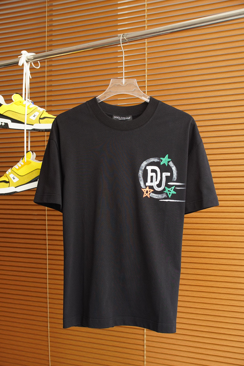 NO:454253,DG-2025 spring and summer new men and women couples casual loose cotton round neck short-sleeved T-shirt!  Trading companies have sparse channels and are released on the official website at the same time!  The latest series of spring and summer 2025, classic fashion design elements, injecting full vitality into the new series. This T-shirt is carefully selected for imported cotton fabrics. The fabric feels skin-friendly and soft and delicate, and the high-end logo design of the clothes!  It has an extremely comfortable and breathable wearing experience. The whole item is very eye-catching and fashionable, and is deeply loved by young people today!  The loose round neck cut is a neutral style regardless of age and gender, suitable for matching all the styles and looks you need in your daily life!  It is recommended to wear couple outfits to go out, which will be more pleasing to the eye! Color black and white Size S~3XL (please report height and weight if you place an order), T-shirt, tees, t-shirt, alexander wang19860909DG-2025春夏新款男女同情侣款休闲宽松棉质圆领短袖T恤衫！贸易公司渠道稀出,同步官网发售 ！ 2025春夏最新系列,经典时尚设计元素,为全新系列注入满满活力,这款T恤衫用心甄选客供进口棉面料制成,面料手感亲肤柔软细腻,衣身高端logo设计！拥有着无比舒适透气性的穿着体验,整件单品极具吸睛度与时尚感,深受当下年轻人的喜爱！基础宽松的圆领版型裁剪,不分年龄与性别的中性款式,适合搭配你日常所需的所有风格与造型！建议搭配情侣装出街会更为养眼出色! 颜色黑白 尺码S~3XL（下单请报身高体重）,,T-shirt,tees，t-shirt,alexander wang,Men's clothing