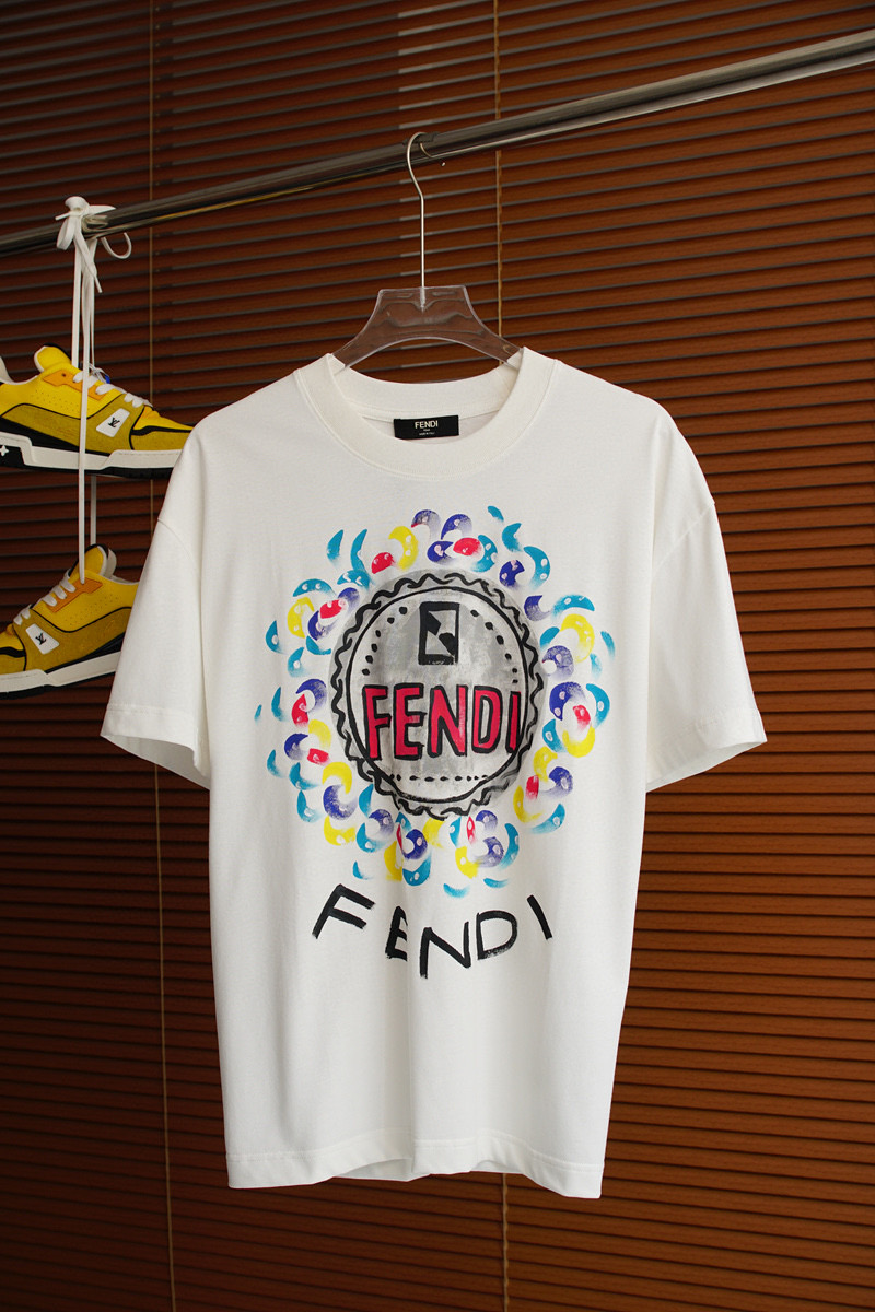 NO:454257,Fendi-2025 spring and summer new style for men and women couples casual loose cotton round neck short-sleeved T-shirt!  Trading companies have sparse channels and are released on the official website at the same time!  The latest series of spring and summer 2025, classic fashion design elements, injecting full vitality into the new series. This T-shirt is carefully selected for imported cotton fabrics. The fabric feels skin-friendly and soft and delicate, and the high-end logo design of the clothes!  It has an extremely comfortable and breathable wearing experience. The whole item is very eye-catching and fashionable, and is deeply loved by young people today!  The loose round neck cut is a neutral style regardless of age and gender, suitable for matching all the styles and looks you need in your daily life!  It is recommended to wear couple outfits to go out, which will be more pleasing to the eye! Color black and white Size S~3XL (please report height and weight if you place an order), fendi, T-shirt, tees, t-shirt, alexander wang19860909Fendi-2025春夏新款男女同情侣款休闲宽松棉质圆领短袖T恤衫！贸易公司渠道稀出,同步官网发售 ！ 2025春夏最新系列,经典时尚设计元素,为全新系列注入满满活力,这款T恤衫用心甄选客供进口棉面料制成,面料手感亲肤柔软细腻,衣身高端logo设计！拥有着无比舒适透气性的穿着体验,整件单品极具吸睛度与时尚感,深受当下年轻人的喜爱！基础宽松的圆领版型裁剪,不分年龄与性别的中性款式,适合搭配你日常所需的所有风格与造型！建议搭配情侣装出街会更为养眼出色! 颜色黑白 尺码S~3XL（下单请报身高体重）,,fendi,T-shirt,tees，t-shirt,alexander wang,Men's clothing