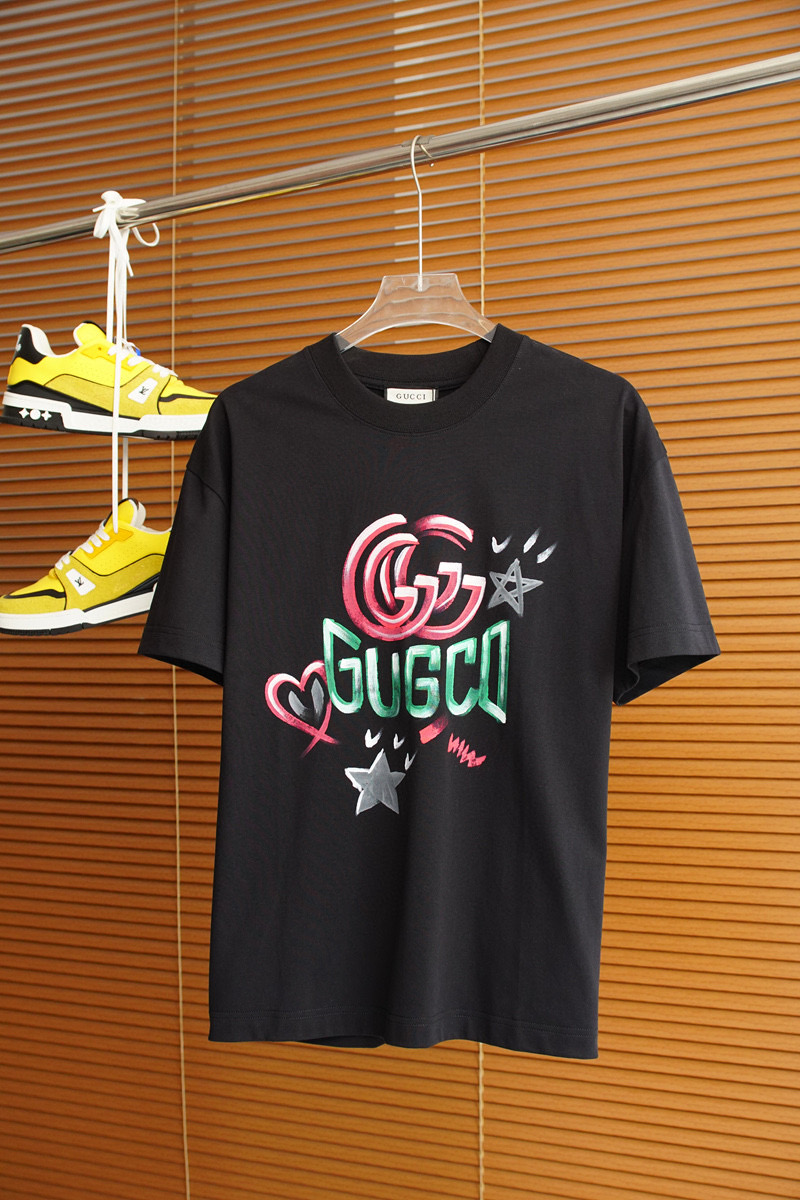 NO:454210,GUCCI-2025 spring and summer new men and women couples casual loose cotton round neck short-sleeved T-shirt!  Trading companies have sparse channels and are released on the official website at the same time!  The latest series of spring and summer 2025, classic fashion design elements, injecting full vitality into the new series. This T-shirt is carefully selected for imported cotton fabrics. The fabric feels skin-friendly and soft and delicate, and the high-end logo design of the clothes!  It has an extremely comfortable and breathable wearing experience. The whole item is very eye-catching and fashionable, and is deeply loved by young people today!  The loose round neck cut is a neutral style regardless of age and gender, suitable for matching all the styles and looks you need in your daily life!  It is recommended to wear couple outfits to go out on the street, which will be more pleasing to the eye! Color black and white Size S~3XL (please report height and weight if you place an order), gucci, T-shirt, tees, t-shirt, alexander wang19860909GUCCI-2025春夏新款男女同情侣款休闲宽松棉质圆领短袖T恤衫！贸易公司渠道稀出,同步官网发售 ！ 2025春夏最新系列,经典时尚设计元素,为全新系列注入满满活力,这款T恤衫用心甄选客供进口棉面料制成,面料手感亲肤柔软细腻,衣身高端logo设计！拥有着无比舒适透气性的穿着体验,整件单品极具吸睛度与时尚感,深受当下年轻人的喜爱！基础宽松的圆领版型裁剪,不分年龄与性别的中性款式,适合搭配你日常所需的所有风格与造型！建议搭配情侣装出街会更为养眼出色! 颜色黑白 尺码S~3XL（下单请报身高体重）,,gucci,T-shirt,tees，t-shirt,alexander wang,Men's clothing