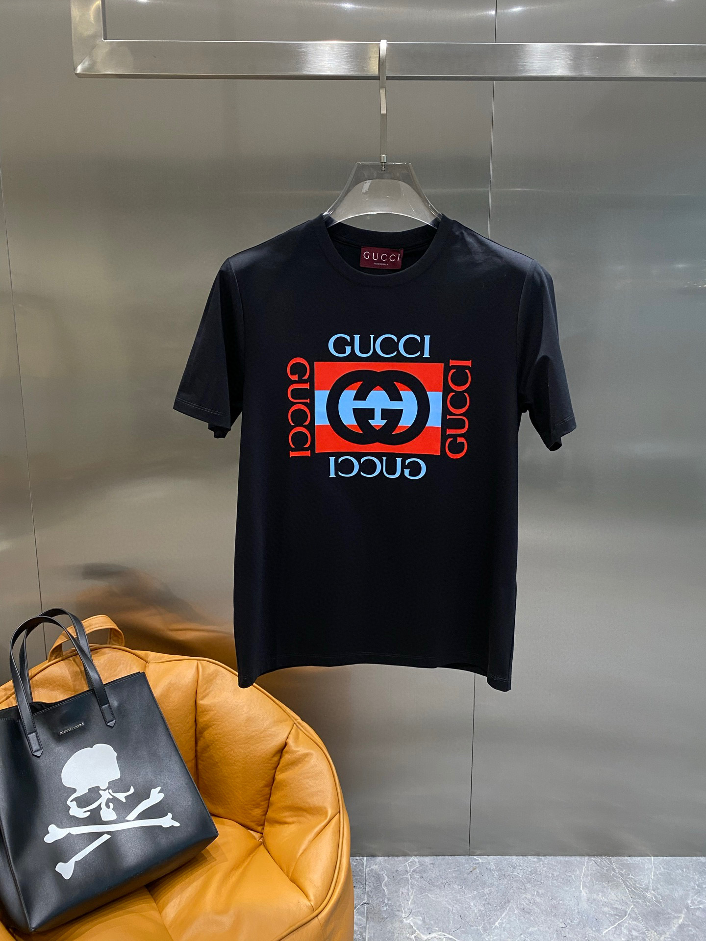 NO:475005,GUCCI-2025 spring and summer new men and women couples casual loose cotton round neck short-sleeved T-shirt!  Trading companies have sparse channels and are released on the official website at the same time!  The latest series of spring and summer 2025, classic fashion design elements, injecting full vitality into the new series. This T-shirt is carefully selected for imported cotton fabrics. The fabric feels skin-friendly and soft and delicate, and the high-end logo design of the clothes!  It has an extremely comfortable and breathable wearing experience. The whole item is very eye-catching and fashionable, and is deeply loved by young people today!  The loose round neck cut is a neutral style regardless of age and gender, suitable for matching all the styles and looks you need in your daily life!  It is recommended to wear couple outfits to go out on the street, which will be more pleasing to the eye! Color black and white Size S~3XL (please report height and weight if you place an order), gucci, T-shirt, tees, t-shirt, alexander wang19860909GUCCI-2025春夏新款男女同情侣款休闲宽松棉质圆领短袖T恤衫！贸易公司渠道稀出,同步官网发售 ！ 2025春夏最新系列,经典时尚设计元素,为全新系列注入满满活力,这款T恤衫用心甄选客供进口棉面料制成,面料手感亲肤柔软细腻,衣身高端logo设计！拥有着无比舒适透气性的穿着体验,整件单品极具吸睛度与时尚感,深受当下年轻人的喜爱！基础宽松的圆领版型裁剪,不分年龄与性别的中性款式,适合搭配你日常所需的所有风格与造型！建议搭配情侣装出街会更为养眼出色! 颜色黑白 尺码S~3XL（下单请报身高体重）,,gucci,T-shirt,tees，t-shirt,alexander wang,Men's clothing