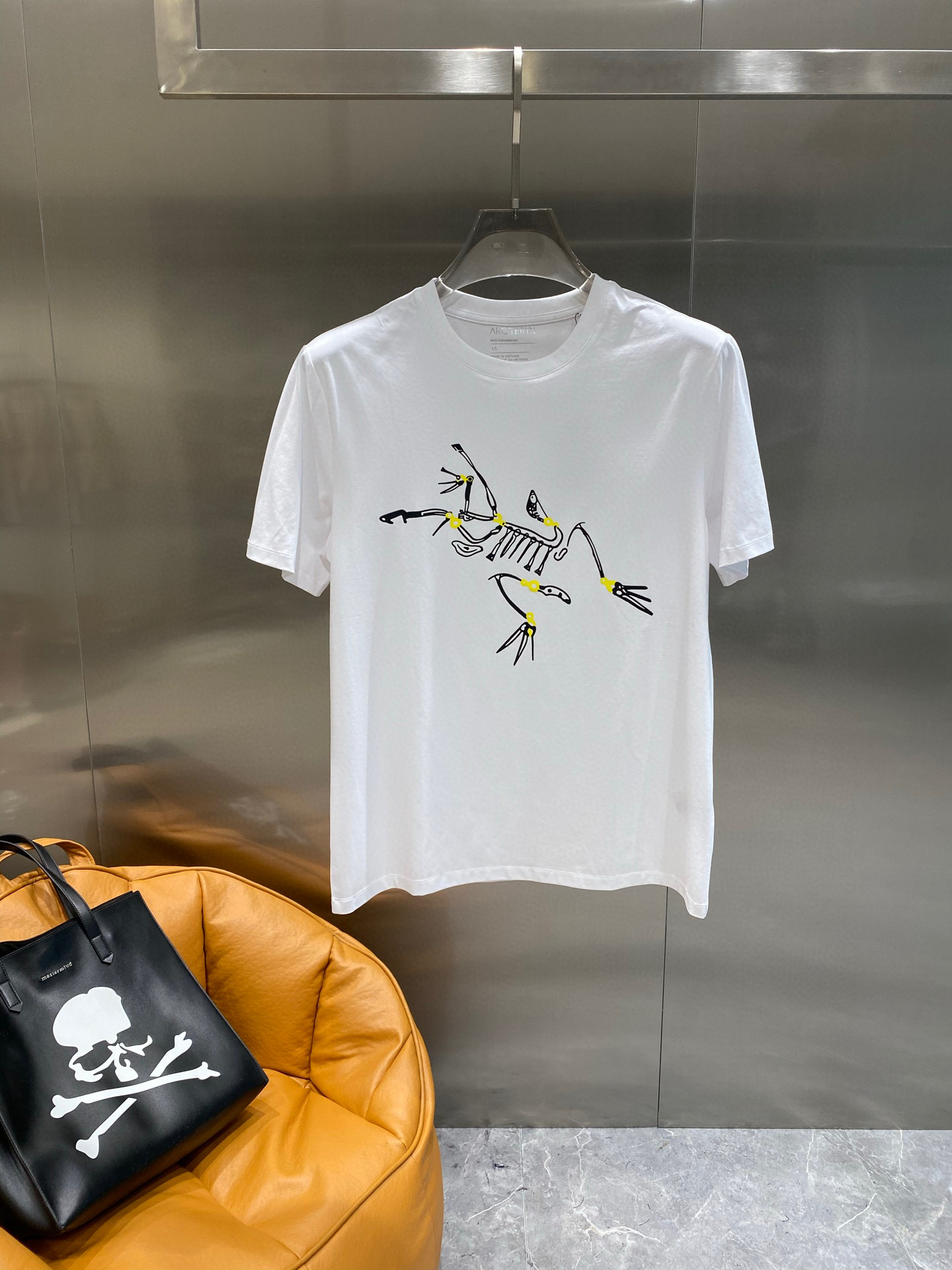 NO:475011,ARC-2025 spring and summer new men and women couples casual loose cotton round neck short-sleeved T-shirt!  Trading companies have sparse channels and are released on the official website at the same time!  The latest series of spring and summer 2025, classic fashion design elements, injecting full vitality into the new series. This T-shirt is carefully selected for imported cotton fabrics. The fabric feels skin-friendly and soft and delicate, and the high-end logo design of the clothes!  It has an extremely comfortable and breathable wearing experience. The whole item is very eye-catching and fashionable, and is deeply loved by young people today!  The loose round neck cut is a neutral style regardless of age and gender, suitable for matching all the styles and looks you need in your daily life!  It is recommended to wear couple outfits to go out, which will be more pleasing to the eye! Color black and white Size S~3XL (please report height and weight if you place an order), T-shirt, tees, t-shirt, alexander wang19860909ARC-2025春夏新款男女同情侣款休闲宽松棉质圆领短袖T恤衫！贸易公司渠道稀出,同步官网发售 ！ 2025春夏最新系列,经典时尚设计元素,为全新系列注入满满活力,这款T恤衫用心甄选客供进口棉面料制成,面料手感亲肤柔软细腻,衣身高端logo设计！拥有着无比舒适透气性的穿着体验,整件单品极具吸睛度与时尚感,深受当下年轻人的喜爱！基础宽松的圆领版型裁剪,不分年龄与性别的中性款式,适合搭配你日常所需的所有风格与造型！建议搭配情侣装出街会更为养眼出色! 颜色黑白 尺码S~3XL（下单请报身高体重）,,T-shirt,tees，t-shirt,alexander wang,Men's clothing