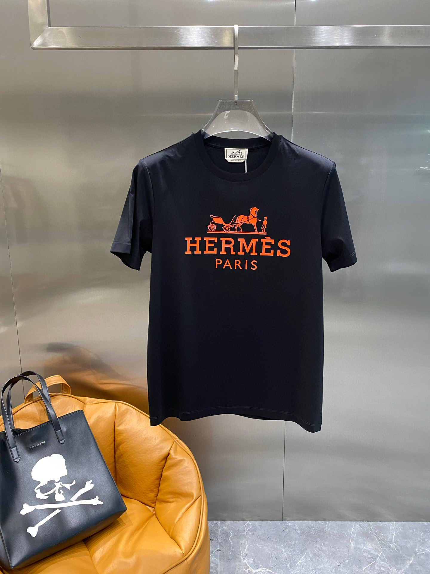 NO:475022,Her-2025 spring and summer new men and women couples casual loose cotton round neck short-sleeved T-shirt!  Trading companies have sparse channels and are released on the official website at the same time!  The latest series of spring and summer 2025, classic fashion design elements, injecting full vitality into the new series. This T-shirt is carefully selected for imported cotton fabrics. The fabric feels skin-friendly and soft and delicate, and the high-end logo design of the clothes!  It has an extremely comfortable and breathable wearing experience. The whole item is very eye-catching and fashionable, and is deeply loved by young people today!  The loose round neck cut is a neutral style regardless of age and gender, suitable for matching all the styles and looks you need in your daily life!  It is recommended to wear couple outfits to go out, which will be more pleasing to the eye! Color black and white Size S~3XL (please report height and weight if you place an order), T-shirt, tees, t-shirt, alexander wang19860909Her-2025春夏新款男女同情侣款休闲宽松棉质圆领短袖T恤衫！贸易公司渠道稀出,同步官网发售 ！ 2025春夏最新系列,经典时尚设计元素,为全新系列注入满满活力,这款T恤衫用心甄选客供进口棉面料制成,面料手感亲肤柔软细腻,衣身高端logo设计！拥有着无比舒适透气性的穿着体验,整件单品极具吸睛度与时尚感,深受当下年轻人的喜爱！基础宽松的圆领版型裁剪,不分年龄与性别的中性款式,适合搭配你日常所需的所有风格与造型！建议搭配情侣装出街会更为养眼出色! 颜色黑白 尺码S~3XL（下单请报身高体重）,,T-shirt,tees，t-shirt,alexander wang,Men's clothing