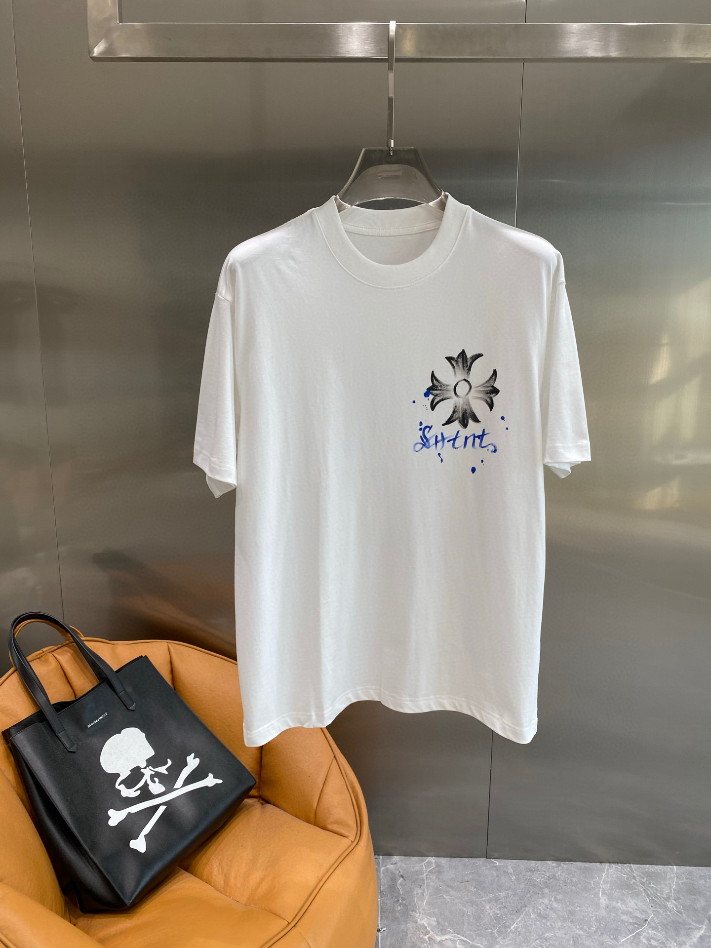 NO:475027,Crowxin-2025 spring and summer new men and women's couples casual loose cotton round neck short-sleeved T-shirt!  Trading companies have sparse channels and are released on the official website at the same time!  The latest series of spring and summer 2025, classic fashion design elements, injecting full vitality into the new series. This T-shirt is carefully selected for imported cotton fabrics. The fabric feels skin-friendly and soft and delicate, and the high-end logo design of the clothes!  It has an extremely comfortable and breathable wearing experience. The whole item is very eye-catching and fashionable, and is deeply loved by young people today!  The loose round neck cut is a neutral style regardless of age and gender, suitable for matching all the styles and looks you need in your daily life!  It is recommended to wear couple outfits to go out on the street, which will be more pleasing to the eye! Color black and white Size S~3XL (please report height and weight if you place an order), chrome hearts, T-shirt, tees, t-shirt, alexander wang19860909克罗心-2025春夏新款男女同情侣款休闲宽松棉质圆领短袖T恤衫！贸易公司渠道稀出,同步官网发售 ！ 2025春夏最新系列,经典时尚设计元素,为全新系列注入满满活力,这款T恤衫用心甄选客供进口棉面料制成,面料手感亲肤柔软细腻,衣身高端logo设计！拥有着无比舒适透气性的穿着体验,整件单品极具吸睛度与时尚感,深受当下年轻人的喜爱！基础宽松的圆领版型裁剪,不分年龄与性别的中性款式,适合搭配你日常所需的所有风格与造型！建议搭配情侣装出街会更为养眼出色! 颜色黑白 尺码S~3XL（下单请报身高体重）,,chrome hearts,T-shirt,tees，t-shirt,alexander wang,Men's clothing