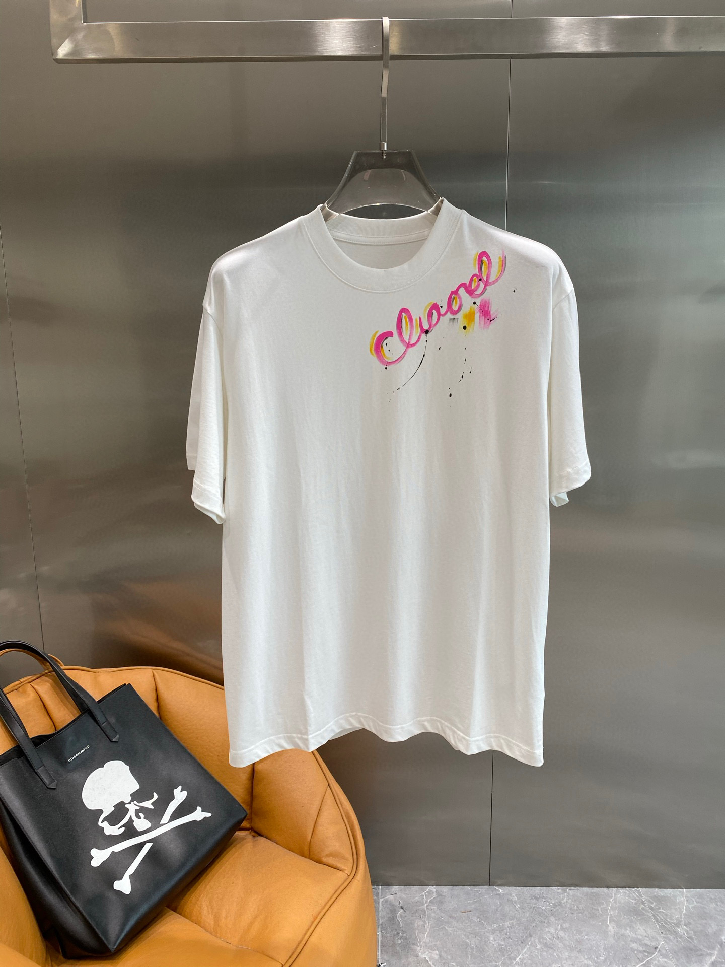 NO:475032,Chanel-2025 spring and summer new style for men and women couples casual loose cotton round neck short-sleeved T-shirt!  Trading companies have sparse channels and are released on the official website at the same time!  The latest series of spring and summer 2025, classic fashion design elements, injecting full vitality into the new series. This T-shirt is carefully selected for imported cotton fabrics. The fabric feels skin-friendly and soft and delicate, and the high-end logo design of the clothes!  It has an extremely comfortable and breathable wearing experience. The whole item is very eye-catching and fashionable, and is deeply loved by young people today!  The loose round neck cut is a neutral style regardless of age and gender, suitable for matching all the styles and looks you need in your daily life!  It is recommended to wear couple outfits to go out on the street, which will be more pleasing to the eye! Color black and white Size S~3XL (please report height and weight if you place an order), chanel, T-shirt, tees, t-shirt, alexander wang19860909香奈儿-2025春夏新款男女同情侣款休闲宽松棉质圆领短袖T恤衫！贸易公司渠道稀出,同步官网发售 ！ 2025春夏最新系列,经典时尚设计元素,为全新系列注入满满活力,这款T恤衫用心甄选客供进口棉面料制成,面料手感亲肤柔软细腻,衣身高端logo设计！拥有着无比舒适透气性的穿着体验,整件单品极具吸睛度与时尚感,深受当下年轻人的喜爱！基础宽松的圆领版型裁剪,不分年龄与性别的中性款式,适合搭配你日常所需的所有风格与造型！建议搭配情侣装出街会更为养眼出色! 颜色黑白 尺码S~3XL（下单请报身高体重）,,chanel,T-shirt,tees，t-shirt,alexander wang,Men's clothing