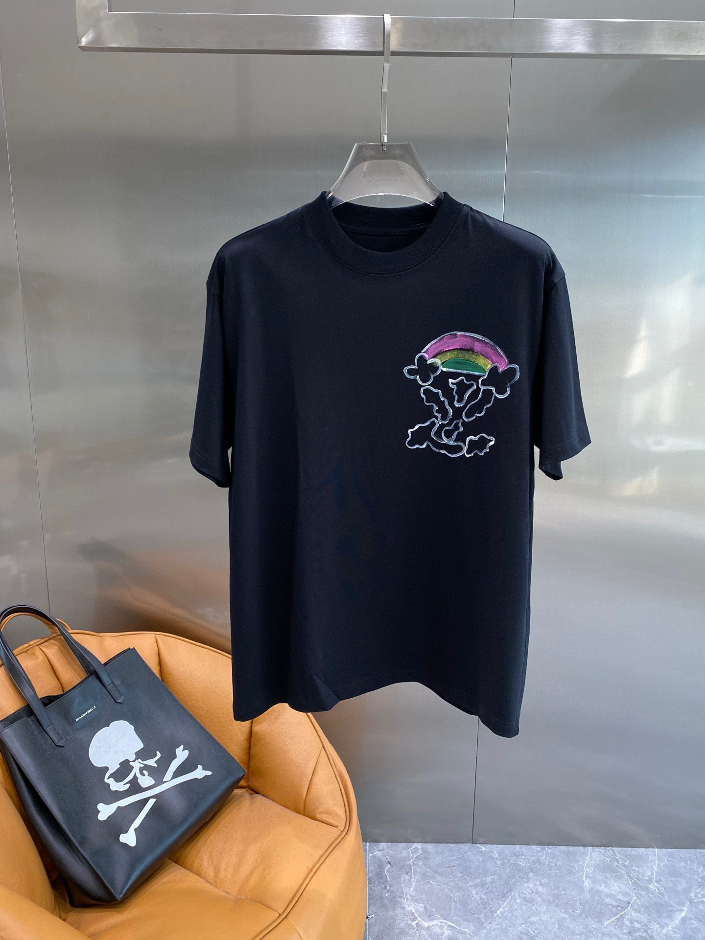 NO:474983,LV-2025 spring and summer new men and women couples casual loose cotton round neck short-sleeved T-shirt!  Trading companies have sparse channels and are released on the official website at the same time!  The latest series of spring and summer 2025, classic fashion design elements, injecting full vitality into the new series. This T-shirt is carefully selected for imported cotton fabrics. The fabric feels skin-friendly and soft and delicate, and the high-end logo design of the clothes!  It has an extremely comfortable and breathable wearing experience. The whole item is very eye-catching and fashionable, and is deeply loved by young people today!  The loose round neck cut is a neutral style regardless of age and gender, suitable for matching all the styles and looks you need in your daily life!  It is recommended to wear couple outfits to go out on the street, which will be more pleasing to the eye! Color black and white Size S~3XL (please report height and weight if you place an order), louis vuitton, T-shirt,tees, t-shirt,alexander wang19860909LV-2025春夏新款男女同情侣款休闲宽松棉质圆领短袖T恤衫！贸易公司渠道稀出,同步官网发售 ！ 2025春夏最新系列,经典时尚设计元素,为全新系列注入满满活力,这款T恤衫用心甄选客供进口棉面料制成,面料手感亲肤柔软细腻,衣身高端logo设计！拥有着无比舒适透气性的穿着体验,整件单品极具吸睛度与时尚感,深受当下年轻人的喜爱！基础宽松的圆领版型裁剪,不分年龄与性别的中性款式,适合搭配你日常所需的所有风格与造型！建议搭配情侣装出街会更为养眼出色! 颜色黑白 尺码S~3XL（下单请报身高体重）,,louis vuitton,T-shirt,tees，t-shirt,alexander wang,Men's clothing