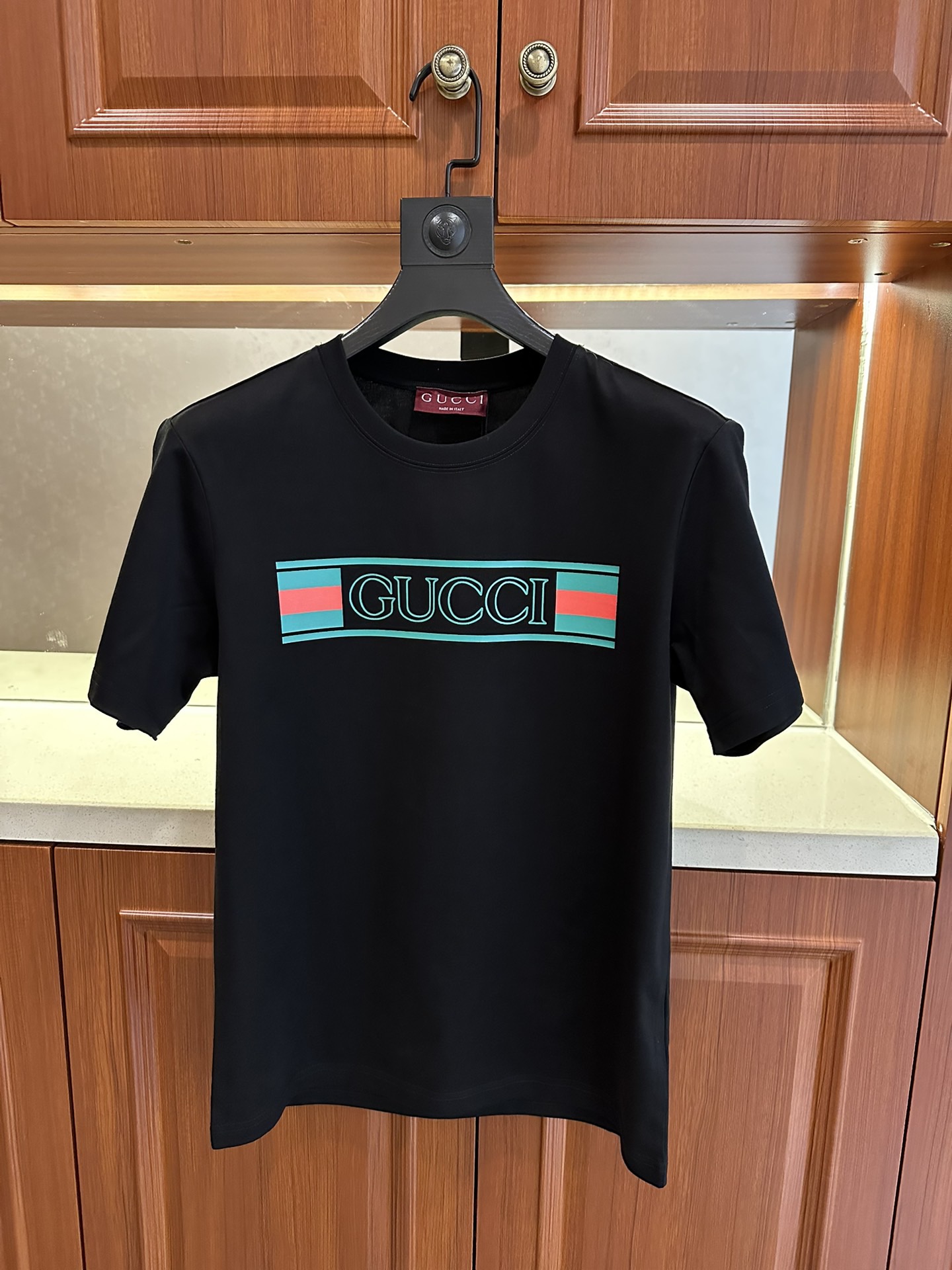 NO:474989,GG2025 new model has a new round neck short-sleeved T-shirt. It uses customer-supplied Xinjiang long velvet cotton fabric, which is skin-friendly, comfortable and breathable. The chest is matched with the brand letter logo pattern and uses 3D digital printing technology to highlight the brand luxury. It is consistent with ZP and is not something that small factories can do. The craftsmanship is exquisite and exquisite, the feel is soft and comfortable and breathable, fashion trend, and the details are consistent with ZP. The must-have items for trendy men, who know the goods, the reverse hand washing, size S~3XL, white, black, T-shirt,tees, t-shirt, alexander wang19860909GG2025新款同步上新圆领短袖T恤.采用客供新疆长绒棉面料,亲肤舒适透气,胸前配以品牌字母logo图案采用3D数码印花工艺构成彰显品牌奢华,与ZP一致不是小厂能的.工艺精湛质量考究,手感柔软舒适透气,时尚潮流,细节与ZP一致,潮男必备单品,懂货的来,反面手洗洗涤,尺码S~3XL,白色,黑色,,T-shirt,tees，t-shirt,alexander wang,Men's clothing