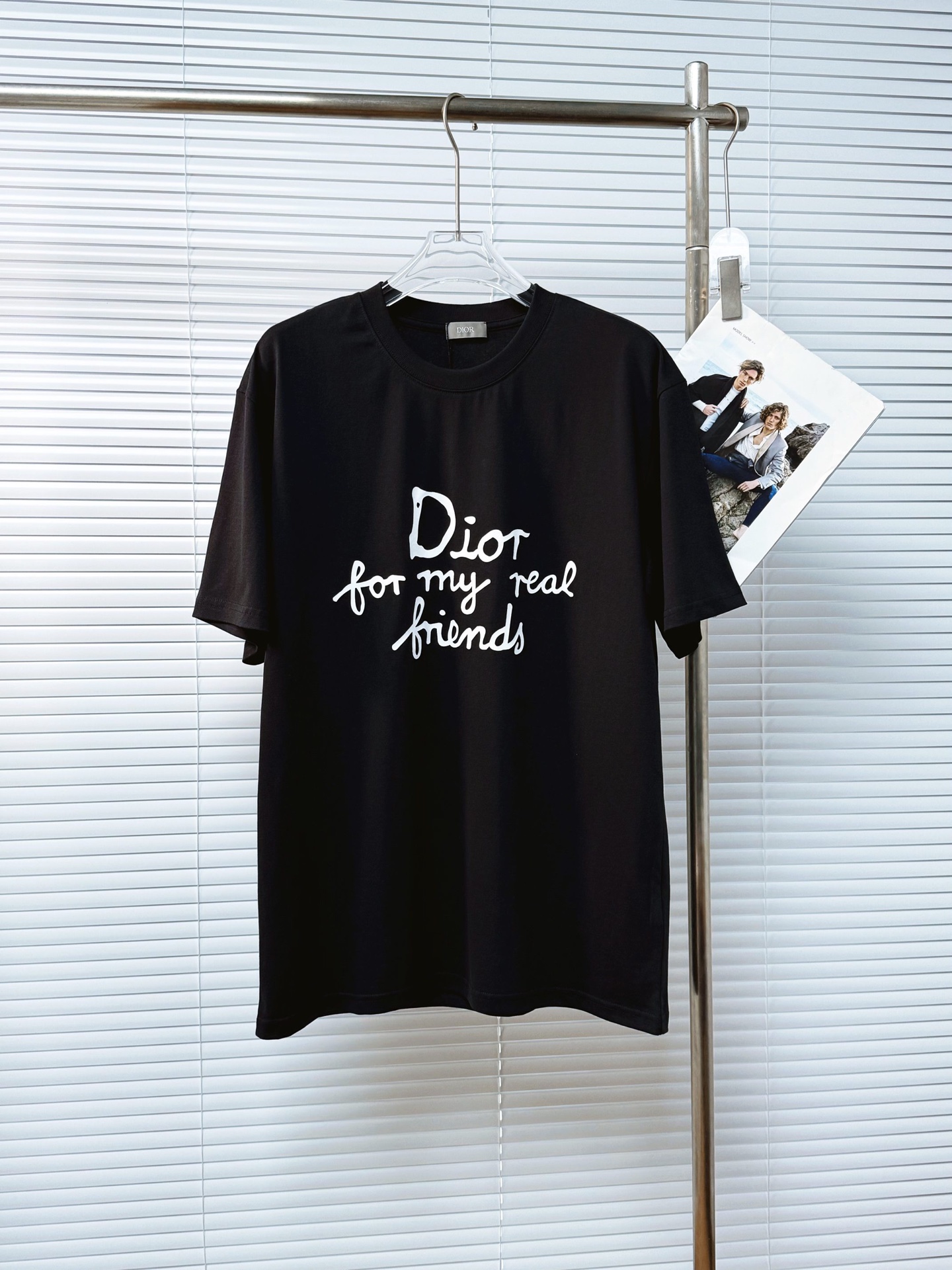 NO:475001,Dior2025 new model has a new round neck short-sleeved T-shirt. It uses customer-supplied Xinjiang long velvet cotton fabric, skin-friendly, comfortable and breathable. The chest is matched with brand letter logo pattern and uses 3D digital printing technology to highlight the luxury of the brand. It is not something that is suitable for ZP. The craftsmanship is exquisite and exquisite, the feel is soft and comfortable and breathable, fashion trend, and the details are consistent with ZP. The must-have items for trendy men, who know the goods, the reverse hand washing, size S~3XL, white, black, dior, T-shirt, tees, t-shirt, alexander wang19860909Dior2025新款同步上新圆领短袖T恤.采用客供新疆长绒棉面料,亲肤舒适透气,胸前配以品牌字母logo图案采用3D数码印花工艺构成彰显品牌奢华,与ZP一致不是小厂能的.工艺精湛质量考究,手感柔软舒适透气,时尚潮流,细节与ZP一致,潮男必备单品,懂货的来,反面手洗洗涤,尺码S~3XL,白色,黑色,,dior,T-shirt,tees，t-shirt,alexander wang,Men's clothing