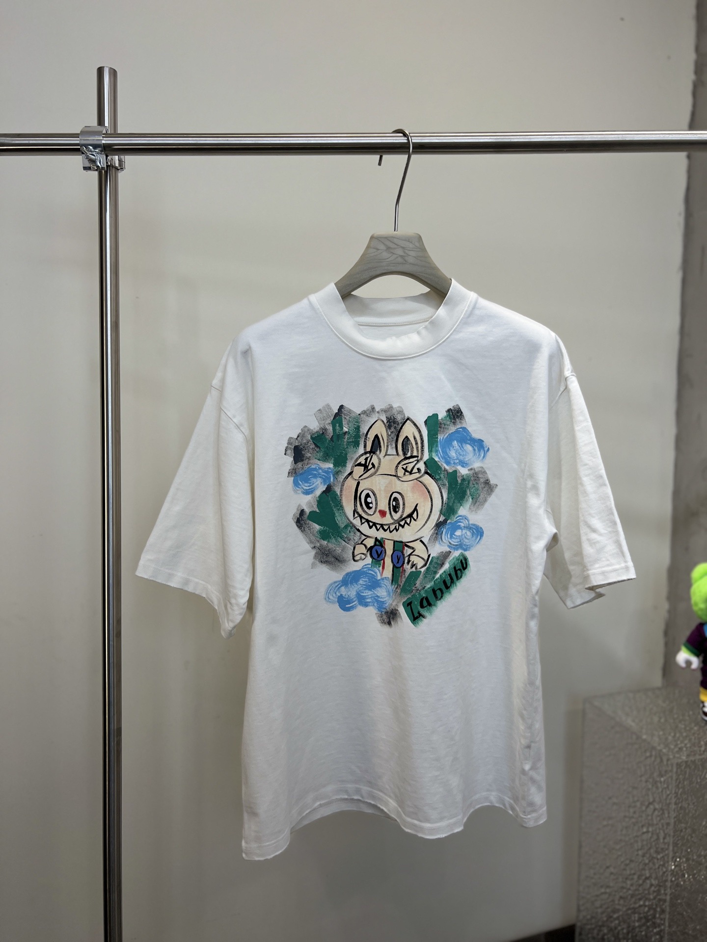 NO:475006,Labubu 2025 new model has a new round neck short-sleeved T-shirt. It uses customer-supplied Xinjiang long velvet cotton fabric, skin-friendly, comfortable and breathable. The chest is matched with brand letter logo pattern and uses 3D digital printing technology to highlight the brand luxury. It is consistent with ZP and is not something that small factories can do. The craftsmanship is exquisite and exquisite, the feel is soft and comfortable and breathable, fashion trend, the details are consistent with ZP, the must-have item for trendy men, those who know the goods come, the reverse hand washing, size S~3XL, white, black, T-shirt,tees, t-shirt, alexander wang19860909Labubu2025新款同步上新圆领短袖T恤.采用客供新疆长绒棉面料,亲肤舒适透气,胸前配以品牌字母logo图案采用3D数码印花工艺构成彰显品牌奢华,与ZP一致不是小厂能的.工艺精湛质量考究,手感柔软舒适透气,时尚潮流,细节与ZP一致,潮男必备单品,懂货的来,反面手洗洗涤,尺码S~3XL,白色,黑色,,T-shirt,tees，t-shirt,alexander wang,Men's clothing