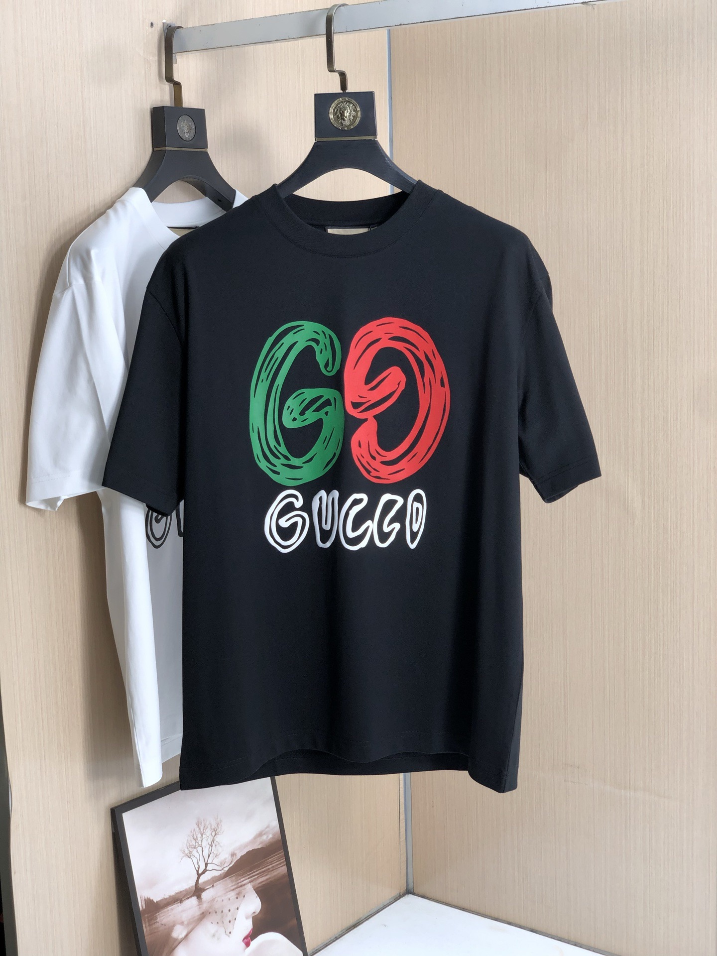 NO:475012,GG2025 new model has a new round neck short-sleeved T-shirt. It uses customer-supplied Xinjiang long velvet cotton fabric, which is skin-friendly, comfortable and breathable. The chest is matched with the brand letter logo pattern and uses 3D digital printing technology to highlight the brand luxury. It is consistent with ZP and is not something that small factories can do. The craftsmanship is exquisite and exquisite, the feel is soft and comfortable and breathable, fashion trend, and the details are consistent with ZP. The must-have items for trendy men, who know the goods, the reverse hand washing, size S~3XL, white, black, T-shirt,tees, t-shirt, alexander wang19860909GG2025新款同步上新圆领短袖T恤.采用客供新疆长绒棉面料,亲肤舒适透气,胸前配以品牌字母logo图案采用3D数码印花工艺构成彰显品牌奢华,与ZP一致不是小厂能的.工艺精湛质量考究,手感柔软舒适透气,时尚潮流,细节与ZP一致,潮男必备单品,懂货的来,反面手洗洗涤,尺码S~3XL,白色,黑色,,T-shirt,tees，t-shirt,alexander wang,Men's clothing