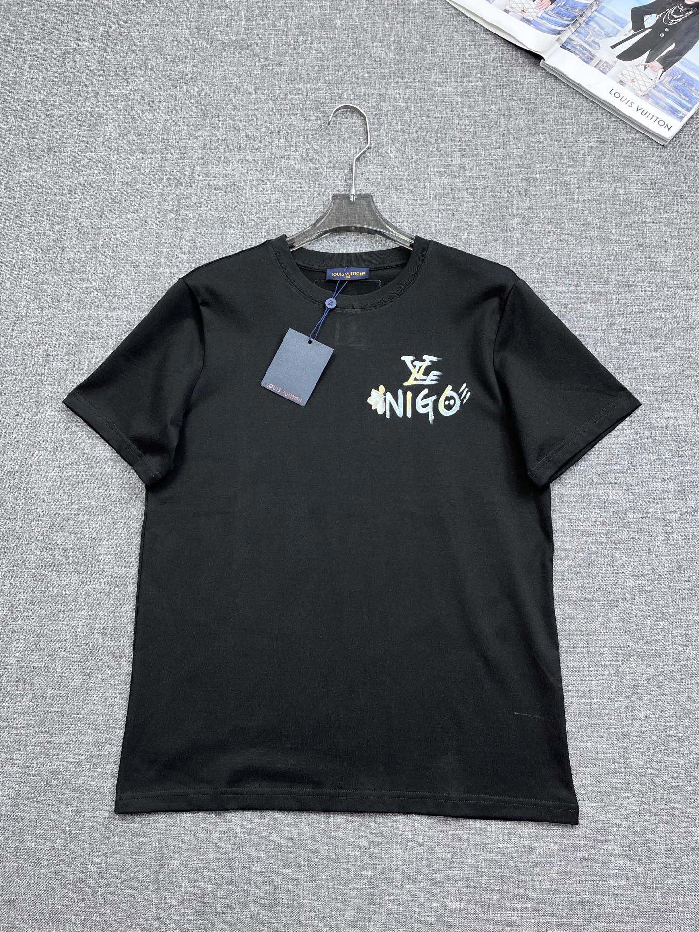 NO:447128,LV2025 new model has a new round neck short-sleeved T-shirt. It uses customer-supplied Xinjiang long velvet cotton fabric, skin-friendly, comfortable and breathable. The chest is matched with brand letter logo pattern and uses 3D digital printing technology to highlight the brand luxury. It is consistent with ZP and is not something that small factories can do. The craftsmanship is exquisite and exquisite, the feel is soft and comfortable and breathable, fashion trend, the details are consistent with ZP, the must-have item for trendy men, those who know the goods come, the reverse hand washing, size S~3XL, white, black,, louis vuitton, T-shirt,tees, t-shirt, alexander wang19860909LV2025新款同步上新圆领短袖T恤.采用客供新疆长绒棉面料,亲肤舒适透气,胸前配以品牌字母logo图案采用3D数码印花工艺构成彰显品牌奢华,与ZP一致不是小厂能的.工艺精湛质量考究,手感柔软舒适透气,时尚潮流,细节与ZP一致,潮男必备单品,懂货的来,反面手洗洗涤,尺码S~3XL,白色,黑色,,louis vuitton,T-shirt,tees，t-shirt,alexander wang,Men's clothing