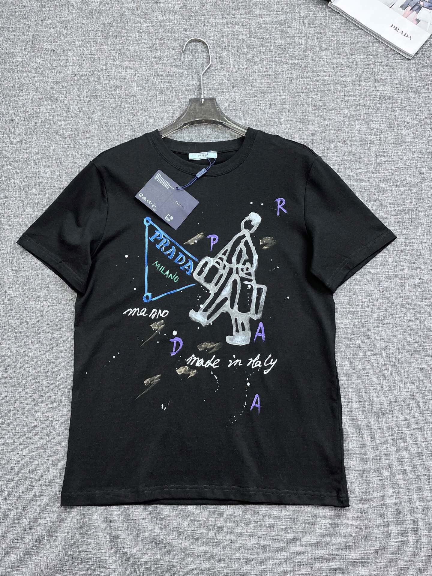 NO:447137,Prada2025 new style has a new round neck short-sleeved T-shirt. It uses customer-supplied Xinjiang long velvet cotton fabric, skin-friendly, comfortable and breathable. The chest is matched with brand letter logo pattern and uses 3D digital printing technology to highlight the brand luxury. It is consistent with ZP and is not something that small factories can do. The craftsmanship is exquisite and exquisite, the feel is soft and comfortable and breathable, fashion trend, the details are consistent with ZP, the must-have item for trendy men, those who know the goods come, the reverse hand washing, size S~3XL, white, black, prada, T-shirt, tees, t-shirt, alexander wang19860909Prada2025新款同步上新圆领短袖T恤.采用客供新疆长绒棉面料,亲肤舒适透气,胸前配以品牌字母logo图案采用3D数码印花工艺构成彰显品牌奢华,与ZP一致不是小厂能的.工艺精湛质量考究,手感柔软舒适透气,时尚潮流,细节与ZP一致,潮男必备单品,懂货的来,反面手洗洗涤,尺码S~3XL,白色,黑色,,prada,T-shirt,tees，t-shirt,alexander wang,Men's clothing