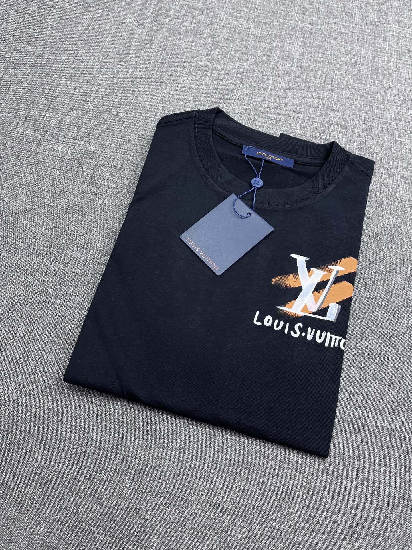 NO:447146,LV2025 new model has a new round neck short-sleeved T-shirt. It uses customer-supplied Xinjiang long velvet cotton fabric, skin-friendly, comfortable and breathable. The chest is matched with brand letter logo pattern and uses 3D digital printing technology to highlight the brand luxury. It is consistent with ZP and is not something that small factories can do. The craftsmanship is exquisite and exquisite, the feel is soft and comfortable and breathable, fashion trend, the details are consistent with ZP, the must-have item for trendy men, those who know the goods come, the reverse hand washing, size S~3XL, white, black,, louis vuitton, T-shirt,tees, t-shirt, alexander wang19860909LV2025新款同步上新圆领短袖T恤.采用客供新疆长绒棉面料,亲肤舒适透气,胸前配以品牌字母logo图案采用3D数码印花工艺构成彰显品牌奢华,与ZP一致不是小厂能的.工艺精湛质量考究,手感柔软舒适透气,时尚潮流,细节与ZP一致,潮男必备单品,懂货的来,反面手洗洗涤,尺码S~3XL,白色,黑色,,louis vuitton,T-shirt,tees，t-shirt,alexander wang,Men's clothing
