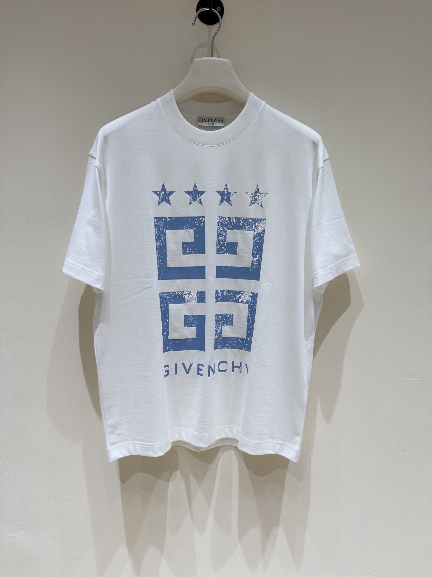 NO:447155,Givenchy 2025 new style has a new round neck short-sleeved T-shirt. It uses customer-supplied Xinjiang long velvet cotton fabric, skin-friendly, comfortable and breathable. The chest is matched with brand letter logo pattern and uses 3D digital printing technology to highlight the brand luxury. It is consistent with ZP and is not something that small factories can do. The craftsmanship is exquisite and exquisite, the feel is soft and comfortable and breathable, fashion trend, the details are consistent with ZP, the must-have item for trendy men, those who know the goods come, the reverse hand washing, size S~3XL, white, black, given, T-shirt, tees, t-shirt, alexander wang19860909纪梵希2025新款同步上新圆领短袖T恤.采用客供新疆长绒棉面料,亲肤舒适透气,胸前配以品牌字母logo图案采用3D数码印花工艺构成彰显品牌奢华,与ZP一致不是小厂能的.工艺精湛质量考究,手感柔软舒适透气,时尚潮流,细节与ZP一致,潮男必备单品,懂货的来,反面手洗洗涤,尺码S~3XL,白色,黑色,,givenchy,T-shirt,tees，t-shirt,alexander wang,Men's clothing