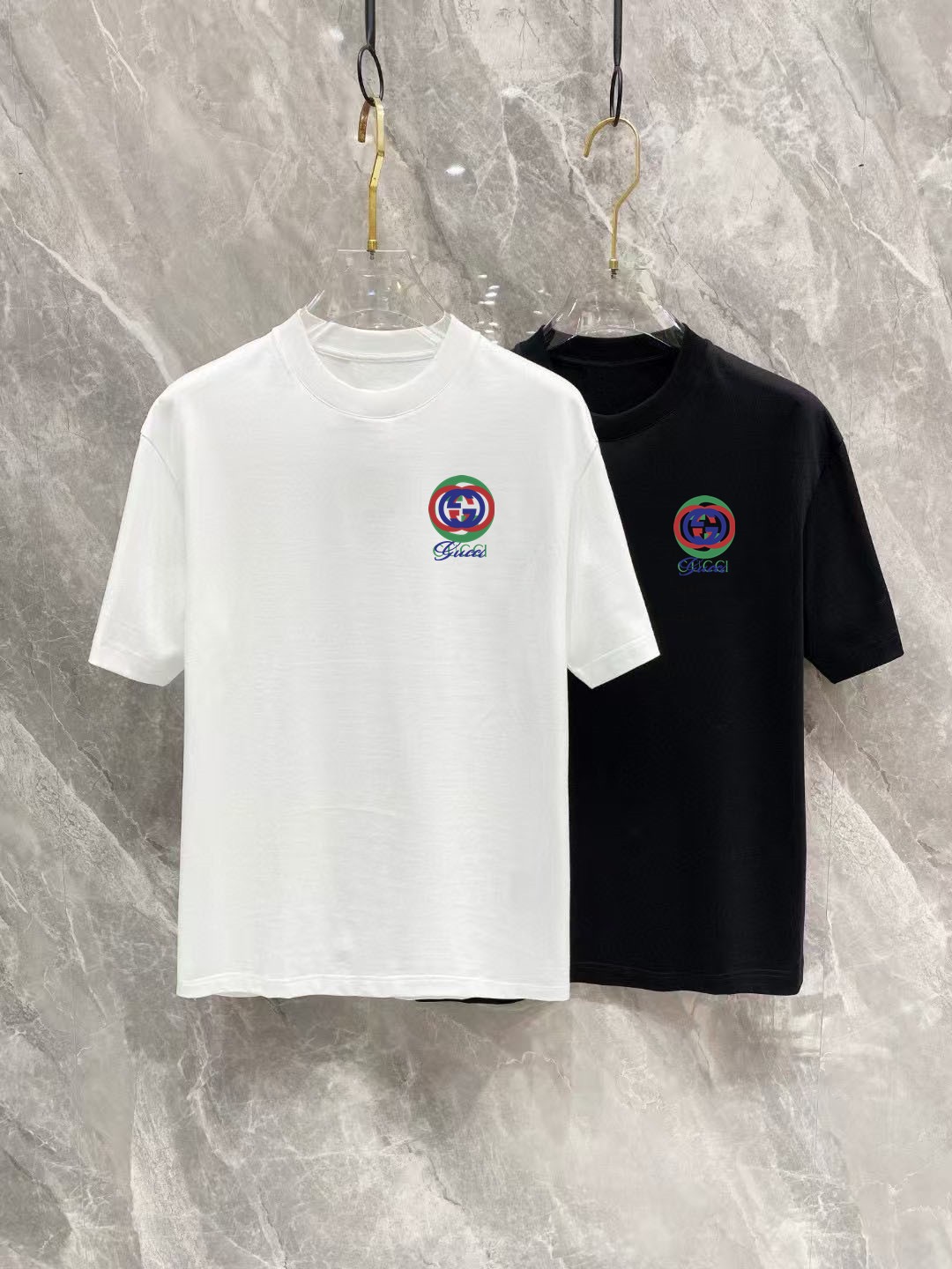 NO:447164,GG2025 new model has a new round neck short-sleeved T-shirt. It uses customer-supplied Xinjiang long velvet cotton fabric, which is skin-friendly, comfortable and breathable. The chest is matched with the brand letter logo pattern and uses 3D digital printing technology to highlight the brand luxury. It is consistent with ZP and is not something that small factories can do. The craftsmanship is exquisite and exquisite, the feel is soft and comfortable and breathable, fashion trend, and the details are consistent with ZP. The must-have items for trendy men, who know the goods, the reverse hand washing, size S~3XL, white, black, T-shirt,tees, t-shirt, alexander wang19860909GG2025新款同步上新圆领短袖T恤.采用客供新疆长绒棉面料,亲肤舒适透气,胸前配以品牌字母logo图案采用3D数码印花工艺构成彰显品牌奢华,与ZP一致不是小厂能的.工艺精湛质量考究,手感柔软舒适透气,时尚潮流,细节与ZP一致,潮男必备单品,懂货的来,反面手洗洗涤,尺码S~3XL,白色,黑色,,T-shirt,tees，t-shirt,alexander wang,Men's clothing