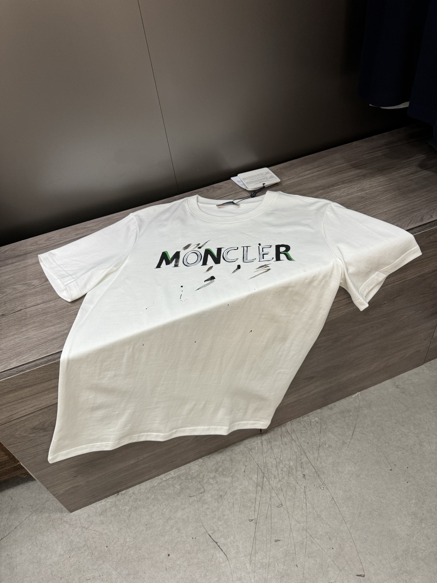 NO:447095,Moncler2025 new style has a new round neck short-sleeved T-shirt. It uses customer-supplied Xinjiang long velvet cotton fabric, skin-friendly, comfortable and breathable. The chest is matched with brand letter logo pattern and uses 3D digital printing technology to highlight the brand luxury. It is consistent with ZP and is not something that small factories can do. The craftsmanship is exquisite and exquisite, the feel is soft, comfortable and breathable, fashion trend, and the details are consistent with ZP. The must-have items for trendy men, those who know the goods come, the reverse hand washing, size S~3XL, white, black, T-shirt,tees, t-shirt, alexander wang19860909Moncler2025新款同步上新圆领短袖T恤.采用客供新疆长绒棉面料,亲肤舒适透气,胸前配以品牌字母logo图案采用3D数码印花工艺构成彰显品牌奢华,与ZP一致不是小厂能的.工艺精湛质量考究,手感柔软舒适透气,时尚潮流,细节与ZP一致,潮男必备单品,懂货的来,反面手洗洗涤,尺码S~3XL,白色,黑色,,T-shirt,tees，t-shirt,alexander wang,Men's clothing
