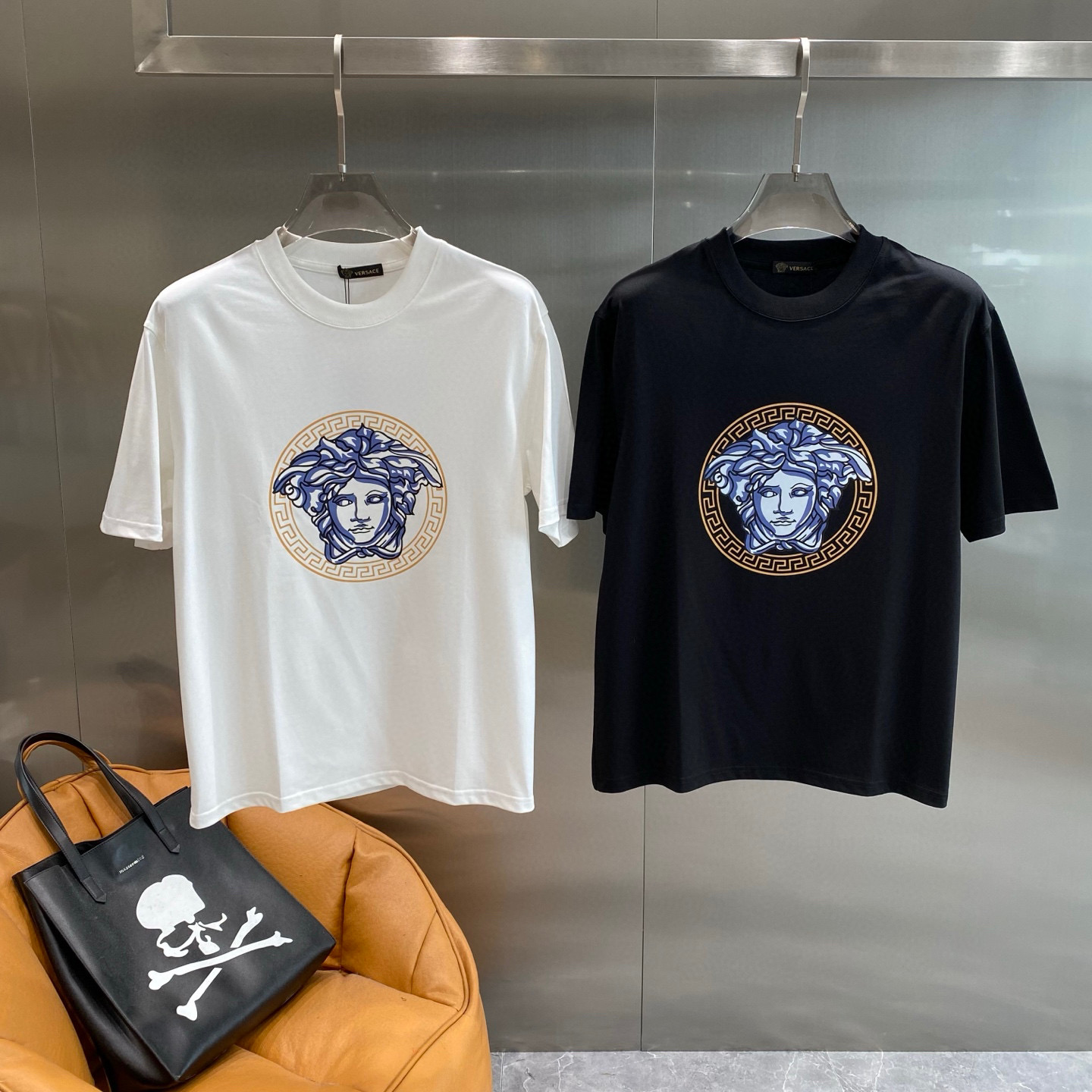 NO:477740,Ver2025 new style has a new round neck short-sleeved T-shirt. It uses customer-supplied Xinjiang long velvet cotton fabric, which is skin-friendly, comfortable and breathable. The chest is matched with brand letter logo pattern and uses 3D digital printing technology to highlight the brand luxury. It is consistent with ZP and is not something that small factories can do. The craftsmanship is exquisite and exquisite, the feel is soft and comfortable and breathable, fashion trend, and the details are consistent with ZP. The must-have items for trendy men, who know the goods, the reverse hand washing, size S~3XL, white, black, T-shirt,tees, t-shirt, alexander wang19860909Ver2025新款同步上新圆领短袖T恤.采用客供新疆长绒棉面料,亲肤舒适透气,胸前配以品牌字母logo图案采用3D数码印花工艺构成彰显品牌奢华,与ZP一致不是小厂能的.工艺精湛质量考究,手感柔软舒适透气,时尚潮流,细节与ZP一致,潮男必备单品,懂货的来,反面手洗洗涤,尺码S~3XL,白色,黑色,,T-shirt,tees，t-shirt,alexander wang,Men's clothing