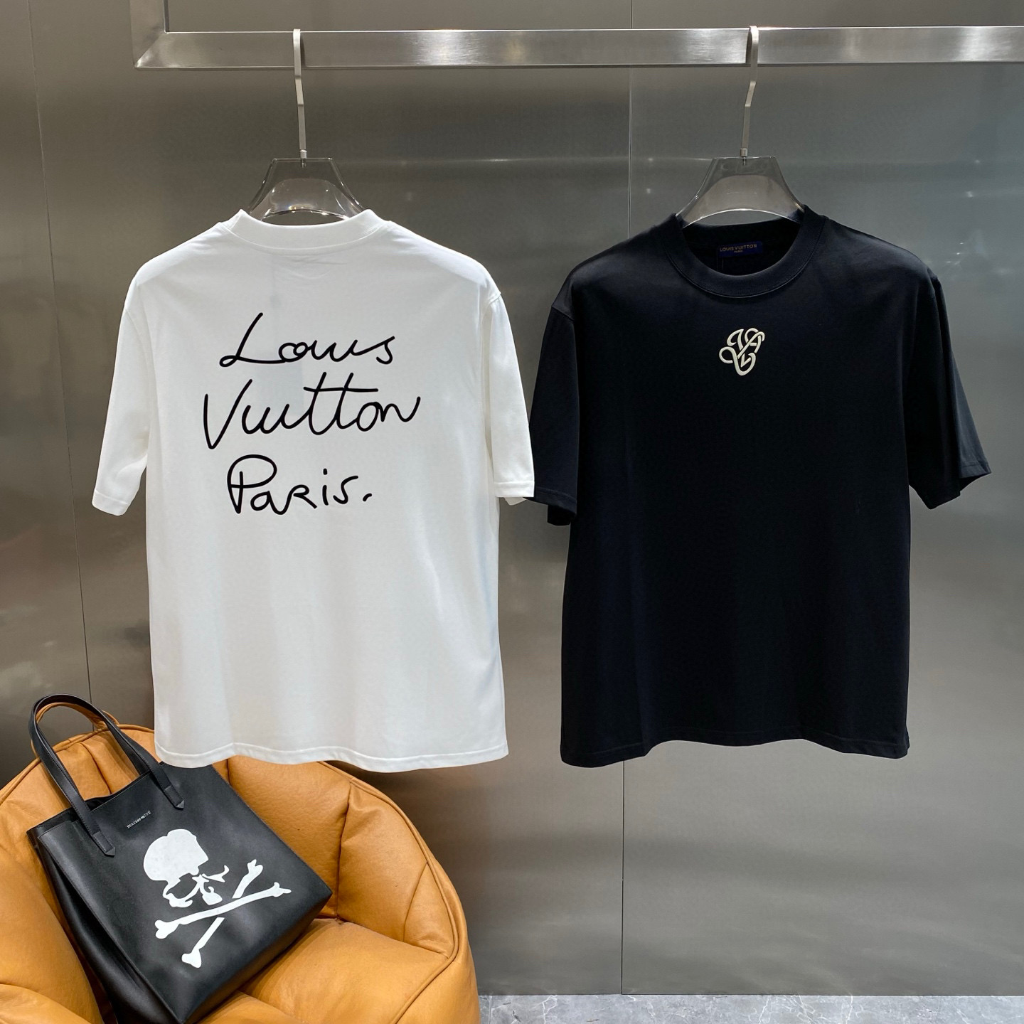 NO:477746,LV2025 new model has a new round neck short-sleeved T-shirt. It uses customer-supplied Xinjiang long velvet cotton fabric, skin-friendly, comfortable and breathable. The chest is matched with brand letter logo pattern and uses 3D digital printing technology to highlight the brand luxury. It is consistent with ZP and is not something that small factories can do. The craftsmanship is exquisite and exquisite, the feel is soft and comfortable and breathable, fashion trend, the details are consistent with ZP, the must-have item for trendy men, those who know the goods come, the reverse hand washing, size S~3XL, white, black,, louis vuitton, T-shirt,tees, t-shirt, alexander wang19860909LV2025新款同步上新圆领短袖T恤.采用客供新疆长绒棉面料,亲肤舒适透气,胸前配以品牌字母logo图案采用3D数码印花工艺构成彰显品牌奢华,与ZP一致不是小厂能的.工艺精湛质量考究,手感柔软舒适透气,时尚潮流,细节与ZP一致,潮男必备单品,懂货的来,反面手洗洗涤,尺码S~3XL,白色,黑色,,louis vuitton,T-shirt,tees，t-shirt,alexander wang,Men's clothing