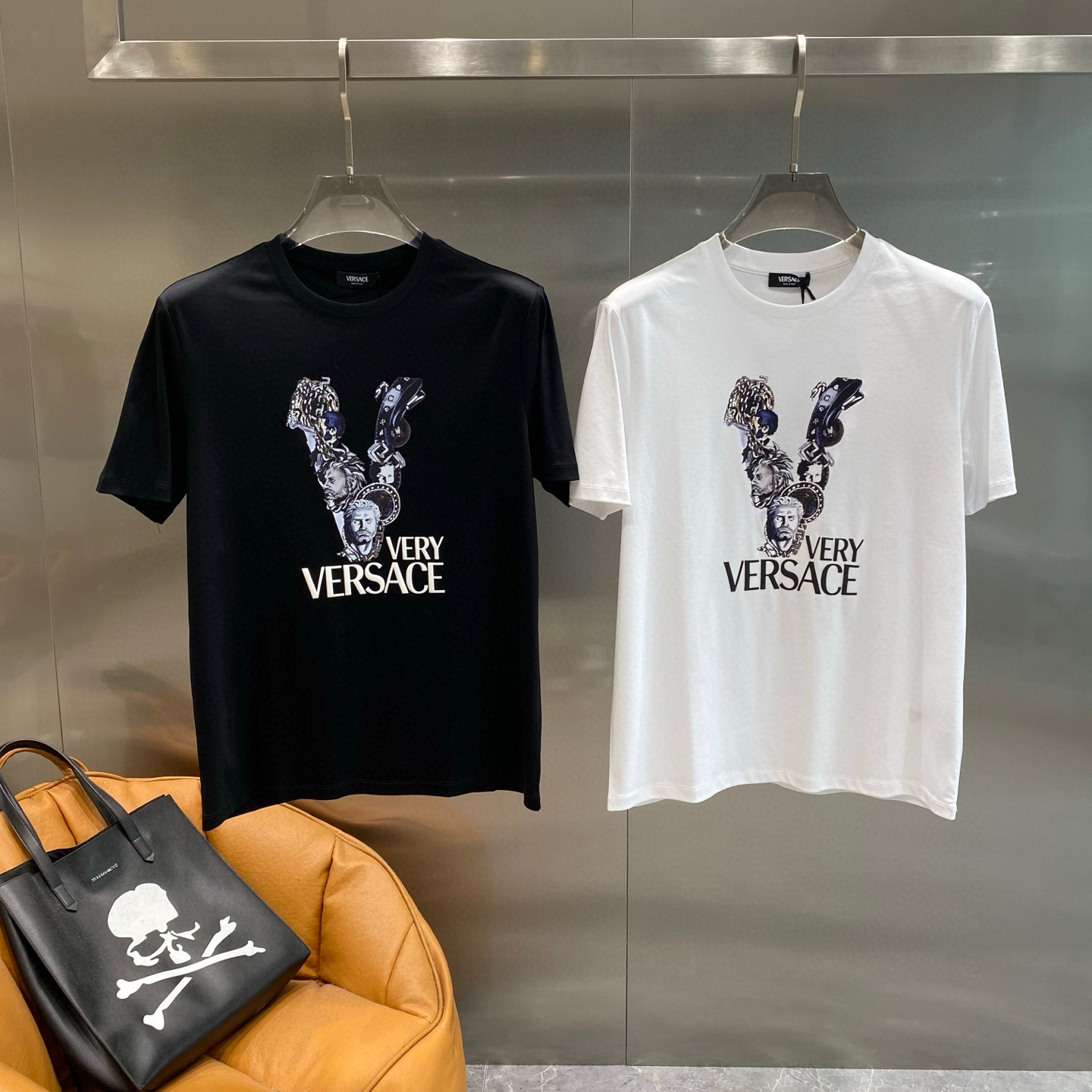 NO:477750,Ver2025 new style has a new round neck short-sleeved T-shirt. It uses customer-supplied Xinjiang long velvet cotton fabric, which is skin-friendly, comfortable and breathable. The chest is matched with brand letter logo pattern and uses 3D digital printing technology to highlight the brand luxury. It is consistent with ZP and is not something that small factories can do. The craftsmanship is exquisite and exquisite, the feel is soft and comfortable and breathable, fashion trend, and the details are consistent with ZP. The must-have items for trendy men, who know the goods, the reverse hand washing, size S~3XL, white, black, T-shirt,tees, t-shirt, alexander wang19860909Ver2025新款同步上新圆领短袖T恤.采用客供新疆长绒棉面料,亲肤舒适透气,胸前配以品牌字母logo图案采用3D数码印花工艺构成彰显品牌奢华,与ZP一致不是小厂能的.工艺精湛质量考究,手感柔软舒适透气,时尚潮流,细节与ZP一致,潮男必备单品,懂货的来,反面手洗洗涤,尺码S~3XL,白色,黑色,,T-shirt,tees，t-shirt,alexander wang,Men's clothing