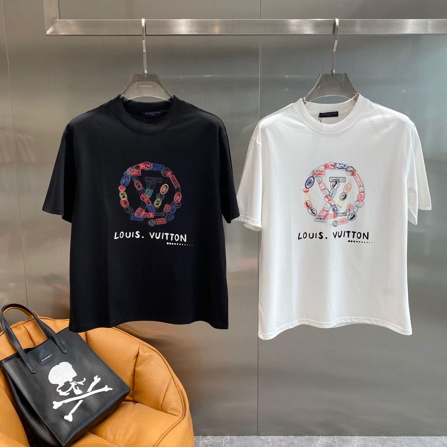 NO:477762,LV2025 new model has a new round neck short-sleeved T-shirt. It uses customer-supplied Xinjiang long velvet cotton fabric, skin-friendly, comfortable and breathable. The chest is matched with brand letter logo pattern and uses 3D digital printing technology to highlight the brand luxury. It is consistent with ZP and is not something that small factories can do. The craftsmanship is exquisite and exquisite, the feel is soft and comfortable and breathable, fashion trend, the details are consistent with ZP, the must-have item for trendy men, those who know the goods come, the reverse hand washing, size S~3XL, white, black,, louis vuitton, T-shirt,tees, t-shirt, alexander wang19860909LV2025新款同步上新圆领短袖T恤.采用客供新疆长绒棉面料,亲肤舒适透气,胸前配以品牌字母logo图案采用3D数码印花工艺构成彰显品牌奢华,与ZP一致不是小厂能的.工艺精湛质量考究,手感柔软舒适透气,时尚潮流,细节与ZP一致,潮男必备单品,懂货的来,反面手洗洗涤,尺码S~3XL,白色,黑色,,louis vuitton,T-shirt,tees，t-shirt,alexander wang,Men's clothing