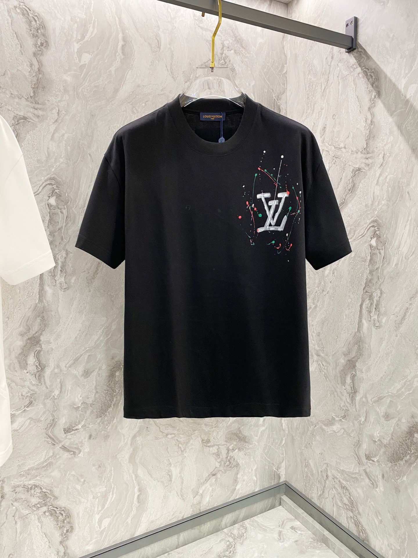 NO:467040,LV2025 new model has a new round neck short-sleeved T-shirt. It uses customer-supplied Xinjiang long velvet cotton fabric, skin-friendly, comfortable and breathable. The chest is matched with brand letter logo pattern and uses 3D digital printing technology to highlight the brand luxury. It is consistent with ZP and is not something that small factories can do. The craftsmanship is exquisite and exquisite, the feel is soft and comfortable and breathable, fashion trend, the details are consistent with ZP, the must-have item for trendy men, those who know the goods come, the reverse hand washing, size S~3XL, white, black,, louis vuitton, T-shirt,tees, t-shirt,alexander wang19860909LV2025新款同步上新圆领短袖T恤.采用客供新疆长绒棉面料,亲肤舒适透气,胸前配以品牌字母logo图案采用3D数码印花工艺构成彰显品牌奢华,与ZP一致不是小厂能的.工艺精湛质量考究,手感柔软舒适透气,时尚潮流,细节与ZP一致,潮男必备单品,懂货的来,反面手洗洗涤,尺码S~3XL,白色,黑色,,louis vuitton,T-shirt,tees，t-shirt,alexander wang,Men's clothing