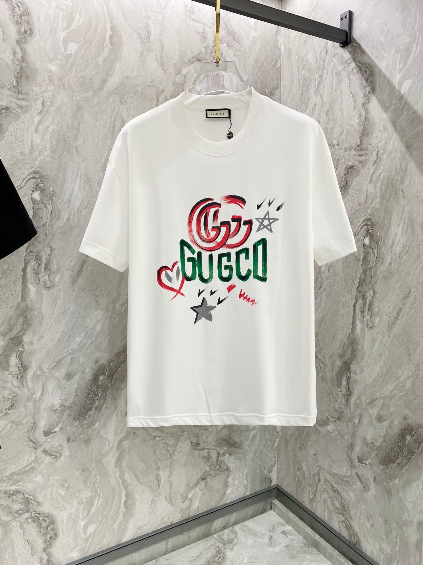 NO:467046,GUCCI2025 new model has a new round neck short-sleeved T-shirt. It uses customer-supplied Xinjiang long velvet cotton fabric, which is skin-friendly, comfortable and breathable. The chest is matched with brand letter logo pattern and uses 3D digital printing technology to highlight the brand luxury. It is consistent with ZP and is not something that small factories can do. The craftsmanship is exquisite and exquisite, the feel is soft and comfortable and breathable, fashion trend, and the details are consistent with ZP. The must-have items for trendy men, who know the goods, the reverse hand washing, size S~3XL, white, black, gucci, T-shirt, tees, t-shirt, alexander wang19860909GUCCI2025新款同步上新圆领短袖T恤.采用客供新疆长绒棉面料,亲肤舒适透气,胸前配以品牌字母logo图案采用3D数码印花工艺构成彰显品牌奢华,与ZP一致不是小厂能的.工艺精湛质量考究,手感柔软舒适透气,时尚潮流,细节与ZP一致,潮男必备单品,懂货的来,反面手洗洗涤,尺码S~3XL,白色,黑色,,gucci,T-shirt,tees，t-shirt,alexander wang,Men's clothing