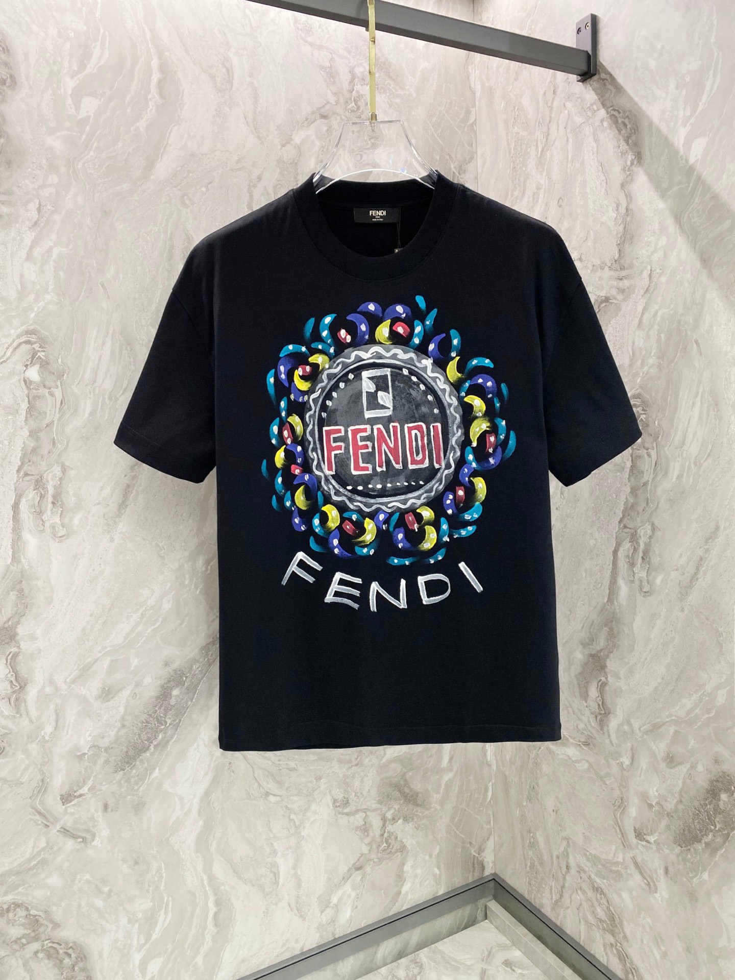 NO:467050,Fendi2025 new style simultaneously comes with a new round neck short-sleeved T-shirt. It uses customer-supplied Xinjiang long velvet cotton fabric, skin-friendly, comfortable and breathable. The chest is matched with brand letter logo pattern and uses 3D digital printing technology to highlight the luxury of the brand. It is not something that is suitable for ZP. The craftsmanship is exquisite and exquisite, the feel is soft and comfortable and breathable, fashion trend, and the details are consistent with ZP. The must-have items for trendy men, who know the goods, the reverse hand washing, size S~3XL, white, black, fendi, T-shirt, tees, t-shirt, alexander wang19860909Fendi2025新款同步上新圆领短袖T恤.采用客供新疆长绒棉面料,亲肤舒适透气,胸前配以品牌字母logo图案采用3D数码印花工艺构成彰显品牌奢华,与ZP一致不是小厂能的.工艺精湛质量考究,手感柔软舒适透气,时尚潮流,细节与ZP一致,潮男必备单品,懂货的来,反面手洗洗涤,尺码S~3XL,白色,黑色,,fendi,T-shirt,tees，t-shirt,alexander wang,Men's clothing