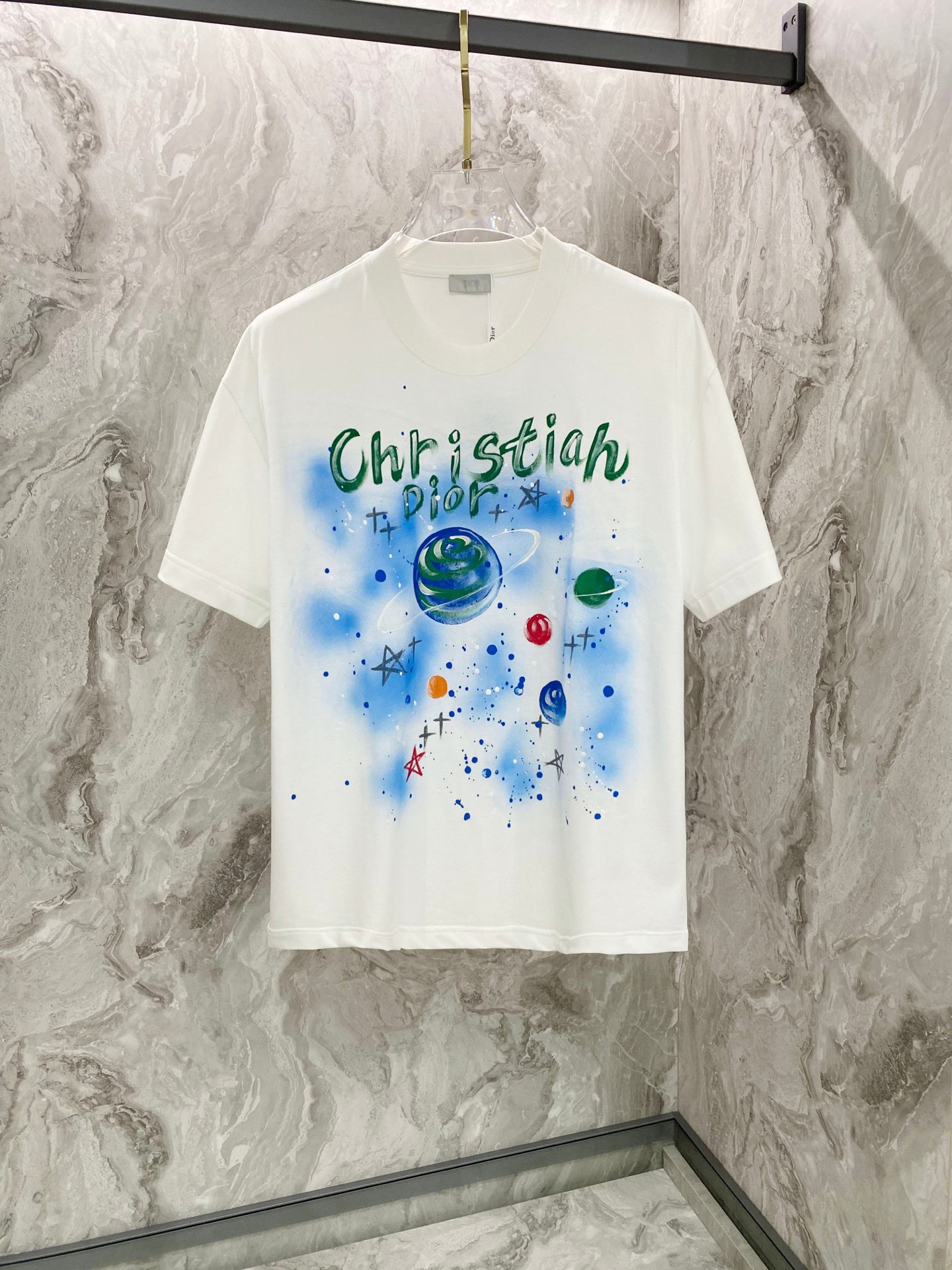 NO:467056,Dior2025 new model has a new round neck short-sleeved T-shirt. It uses customer-supplied Xinjiang long velvet cotton fabric, skin-friendly, comfortable and breathable. The chest is matched with brand letter logo pattern and uses 3D digital printing technology to highlight the luxury of the brand. It is not something that is suitable for ZP. The craftsmanship is exquisite and exquisite, the feel is soft and comfortable and breathable, fashion trend, and the details are consistent with ZP. The must-have items for trendy men, who know the goods, the reverse hand washing, size S~3XL, white, black, dior, T-shirt, tees, t-shirt, alexander wang19860909Dior2025新款同步上新圆领短袖T恤.采用客供新疆长绒棉面料,亲肤舒适透气,胸前配以品牌字母logo图案采用3D数码印花工艺构成彰显品牌奢华,与ZP一致不是小厂能的.工艺精湛质量考究,手感柔软舒适透气,时尚潮流,细节与ZP一致,潮男必备单品,懂货的来,反面手洗洗涤,尺码S~3XL,白色,黑色,,dior,T-shirt,tees，t-shirt,alexander wang,Men's clothing