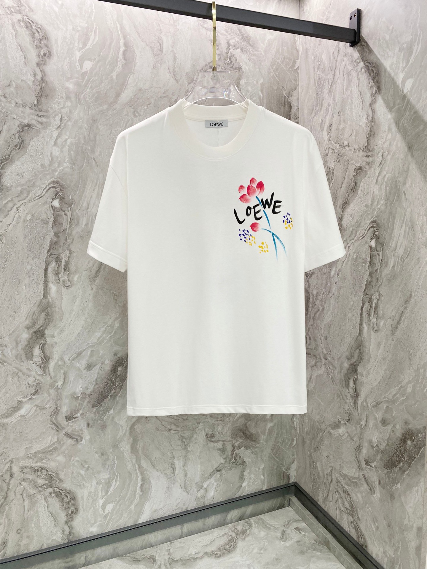 NO:467064,Loewe 2025 new style has a new round neck short-sleeved T-shirt. It uses customer-supplied Xinjiang long velvet cotton fabric, skin-friendly, comfortable and breathable. The chest is matched with brand letter logo pattern and uses 3D digital printing technology to highlight the brand luxury. It is consistent with ZP and is not something that small factories can do. The craftsmanship is exquisite and exquisite, the feel is soft and comfortable and breathable, fashion trend, and the details are consistent with ZP. The must-have items for trendy men, who know the goods, the reverse hand washing, size S~3XL, white, black, loewe, T-shirt, tees, t-shirt, alexander wang19860909Loewe2025新款同步上新圆领短袖T恤.采用客供新疆长绒棉面料,亲肤舒适透气,胸前配以品牌字母logo图案采用3D数码印花工艺构成彰显品牌奢华,与ZP一致不是小厂能的.工艺精湛质量考究,手感柔软舒适透气,时尚潮流,细节与ZP一致,潮男必备单品,懂货的来,反面手洗洗涤,尺码S~3XL,白色,黑色,,loewe,T-shirt,tees，t-shirt,alexander wang,Men's clothing