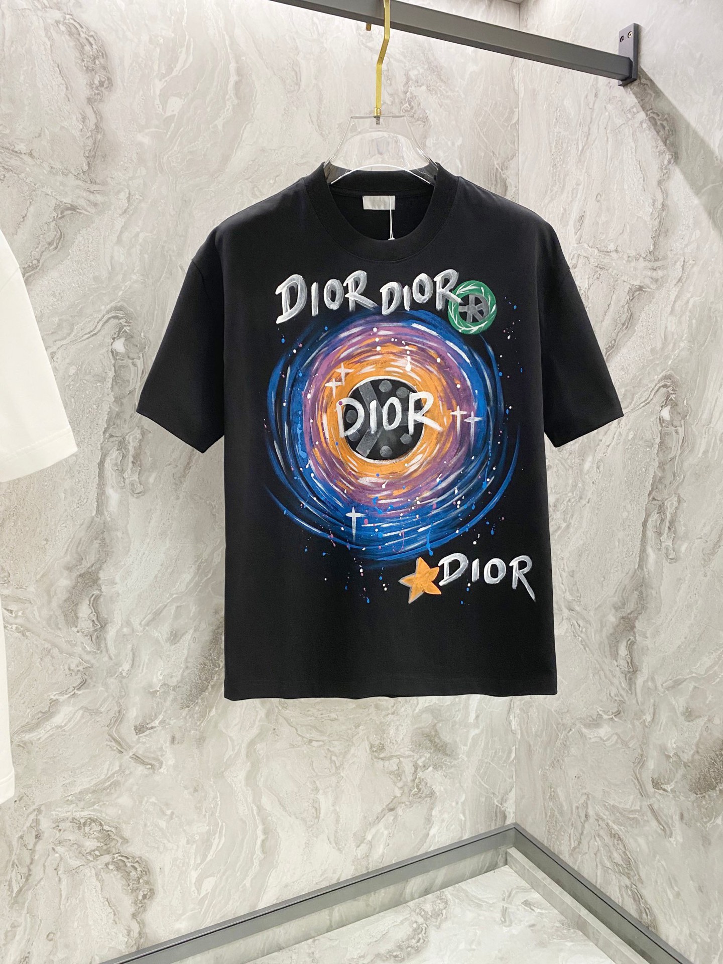 NO:467072,Dior2025 new model has a new round neck short-sleeved T-shirt. It uses customer-supplied Xinjiang long velvet cotton fabric, skin-friendly, comfortable and breathable. The chest is matched with brand letter logo pattern and uses 3D digital printing technology to highlight the luxury of the brand. It is not something that is suitable for ZP. The craftsmanship is exquisite and exquisite, the feel is soft and comfortable and breathable, fashion trend, and the details are consistent with ZP. The must-have items for trendy men, who know the goods, the reverse hand washing, size S~3XL, white, black, dior, T-shirt, tees, t-shirt, alexander wang19860909Dior2025新款同步上新圆领短袖T恤.采用客供新疆长绒棉面料,亲肤舒适透气,胸前配以品牌字母logo图案采用3D数码印花工艺构成彰显品牌奢华,与ZP一致不是小厂能的.工艺精湛质量考究,手感柔软舒适透气,时尚潮流,细节与ZP一致,潮男必备单品,懂货的来,反面手洗洗涤,尺码S~3XL,白色,黑色,,dior,T-shirt,tees，t-shirt,alexander wang,Men's clothing