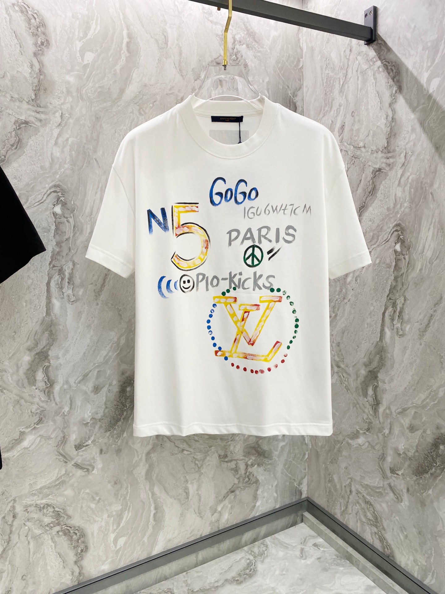 NO:467080,LV2025 new model has a new round neck short-sleeved T-shirt. It uses customer-supplied Xinjiang long velvet cotton fabric, skin-friendly, comfortable and breathable. The chest is matched with brand letter logo pattern and uses 3D digital printing technology to highlight the brand luxury. It is consistent with ZP and is not something that small factories can do. The craftsmanship is exquisite and exquisite, the feel is soft and comfortable and breathable, fashion trend, the details are consistent with ZP, the must-have item for trendy men, those who know the goods come, the reverse hand washing, size S~3XL, white, black,, louis vuitton, T-shirt,tees, t-shirt,alexander wang19860909LV2025新款同步上新圆领短袖T恤.采用客供新疆长绒棉面料,亲肤舒适透气,胸前配以品牌字母logo图案采用3D数码印花工艺构成彰显品牌奢华,与ZP一致不是小厂能的.工艺精湛质量考究,手感柔软舒适透气,时尚潮流,细节与ZP一致,潮男必备单品,懂货的来,反面手洗洗涤,尺码S~3XL,白色,黑色,,louis vuitton,T-shirt,tees，t-shirt,alexander wang,Men's clothing