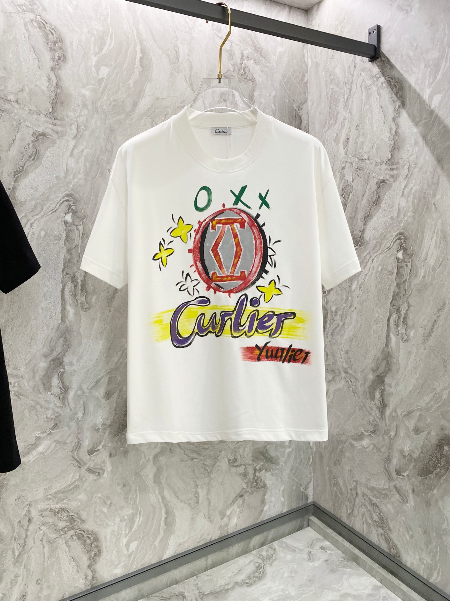 NO:467103,Cartier 2025 new style has a new round neck short-sleeved T-shirt. It uses customer-supplied Xinjiang long velvet cotton fabric, skin-friendly, comfortable and breathable. The chest is matched with brand letter logo pattern and uses 3D digital printing technology to highlight the brand luxury. It is not something that is suitable for ZP. The craftsmanship is exquisite and exquisite, the feel is soft and comfortable and breathable, fashion trend, and the details are consistent with ZP. The must-have items for trendy men, who know the goods, the reverse hand washing, size S~3XL, white, black, cartier, T-shirt, tees, t-shirt, alexander wang19860909卡地亚2025新款同步上新圆领短袖T恤.采用客供新疆长绒棉面料,亲肤舒适透气,胸前配以品牌字母logo图案采用3D数码印花工艺构成彰显品牌奢华,与ZP一致不是小厂能的.工艺精湛质量考究,手感柔软舒适透气,时尚潮流,细节与ZP一致,潮男必备单品,懂货的来,反面手洗洗涤,尺码S~3XL,白色,黑色,,cartier,T-shirt,tees，t-shirt,alexander wang,Men's clothing