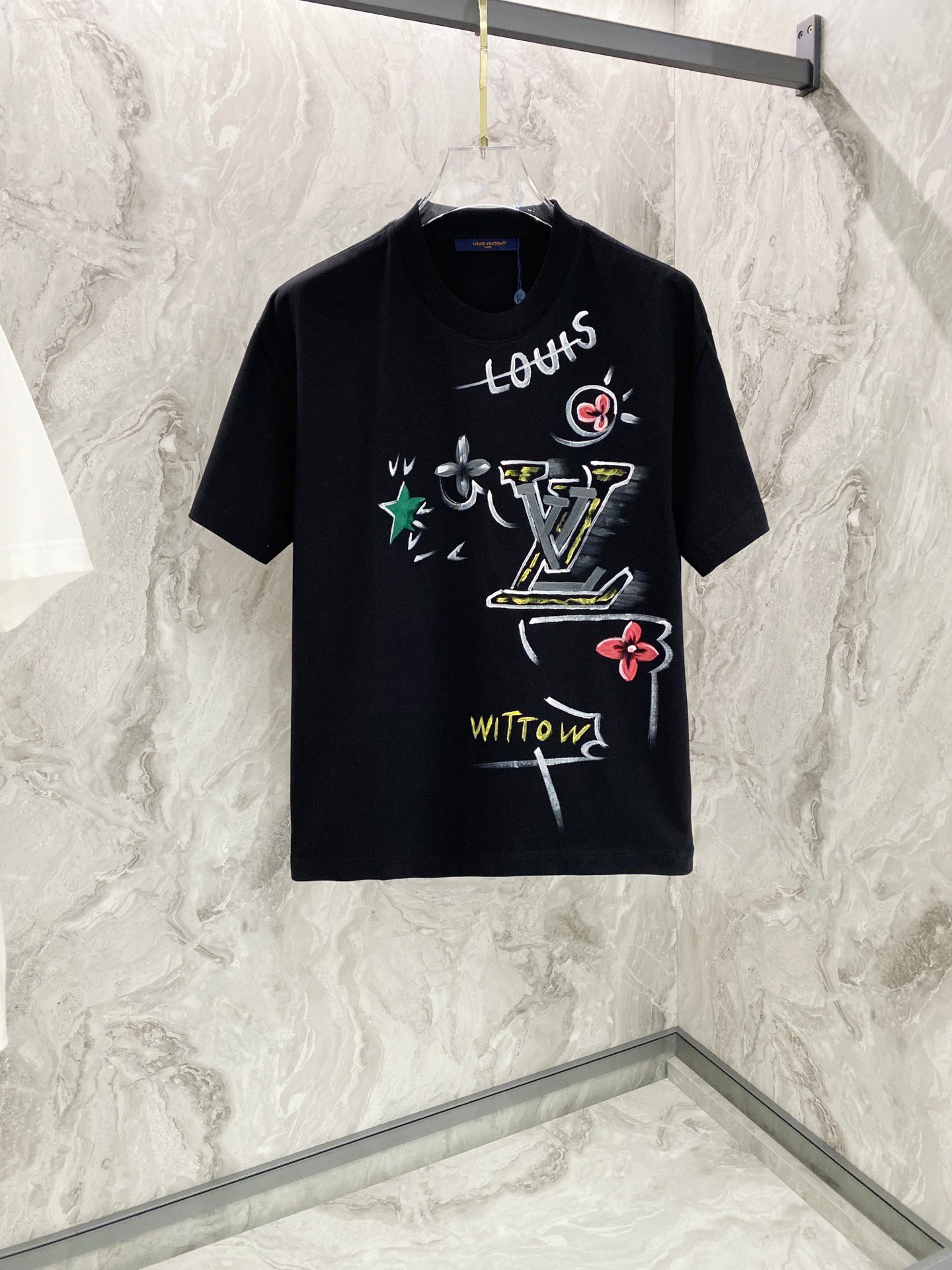 NO:467087,LV2025 new model has a new round neck short-sleeved T-shirt. It uses customer-supplied Xinjiang long velvet cotton fabric, skin-friendly, comfortable and breathable. The chest is matched with brand letter logo pattern and uses 3D digital printing technology to highlight the brand luxury. It is consistent with ZP and is not something that small factories can do. The craftsmanship is exquisite and exquisite, the feel is soft and comfortable and breathable, fashion trend, the details are consistent with ZP, the must-have item for trendy men, those who know the goods come, the reverse hand washing, size S~3XL, white, black,, louis vuitton, T-shirt,tees, t-shirt, alexander wang19860909LV2025新款同步上新圆领短袖T恤.采用客供新疆长绒棉面料,亲肤舒适透气,胸前配以品牌字母logo图案采用3D数码印花工艺构成彰显品牌奢华,与ZP一致不是小厂能的.工艺精湛质量考究,手感柔软舒适透气,时尚潮流,细节与ZP一致,潮男必备单品,懂货的来,反面手洗洗涤,尺码S~3XL,白色,黑,,louis vuitton,T-shirt,tees，t-shirt,alexander wang,Men's clothing