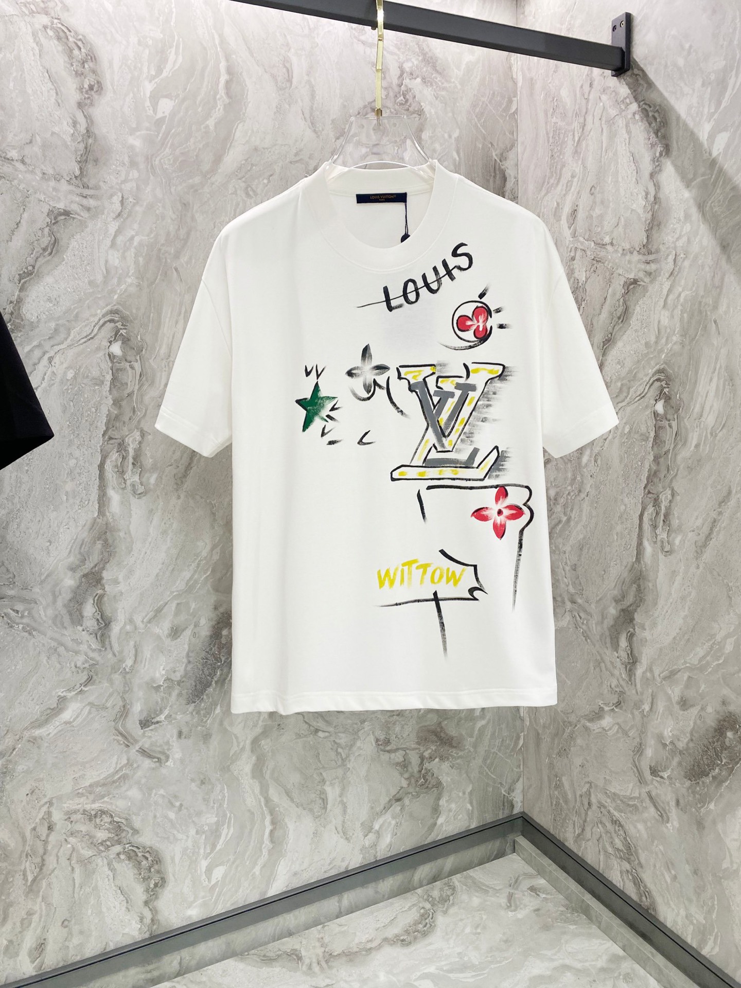 NO:467094,LV2025 new model has a new round neck short-sleeved T-shirt. It uses customer-supplied Xinjiang long velvet cotton fabric, skin-friendly, comfortable and breathable. The chest is matched with brand letter logo pattern and uses 3D digital printing technology to highlight the brand luxury. It is consistent with ZP and is not something that small factories can do. The craftsmanship is exquisite and exquisite, the feel is soft and comfortable and breathable, fashion trend, the details are consistent with ZP, the must-have item for trendy men, those who know the goods come, the reverse hand washing, size S~3XL, white, black,, louis vuitton, T-shirt,tees, t-shirt, alexander wang19860909LV2025新款同步上新圆领短袖T恤.采用客供新疆长绒棉面料,亲肤舒适透气,胸前配以品牌字母logo图案采用3D数码印花工艺构成彰显品牌奢华,与ZP一致不是小厂能的.工艺精湛质量考究,手感柔软舒适透气,时尚潮流,细节与ZP一致,潮男必备单品,懂货的来,反面手洗洗涤,尺码S~3XL,白色,黑色,,louis vuitton,T-shirt,tees，t-shirt,alexander wang,Men's clothing