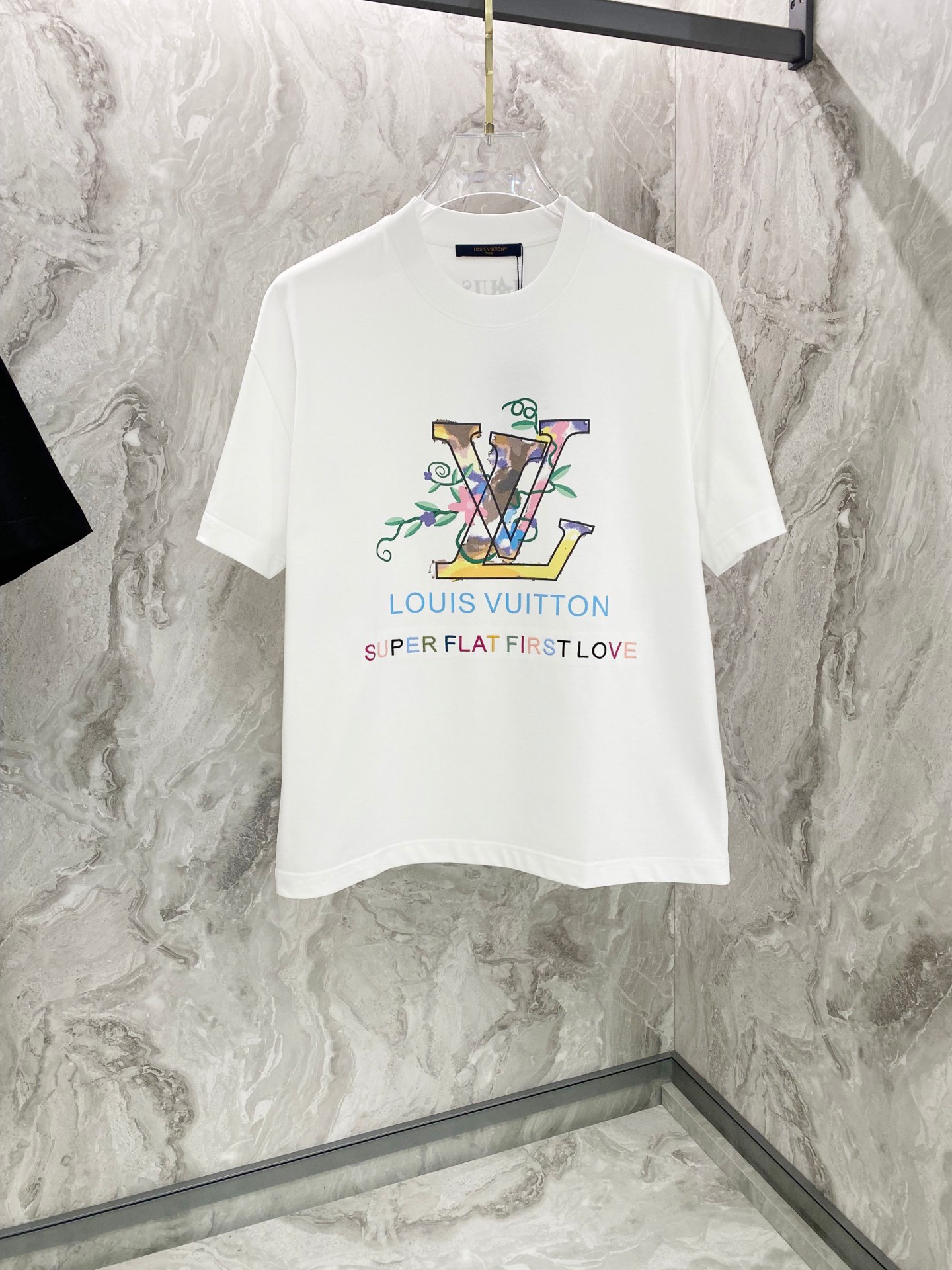 NO:467110,LV2025 new model has a new round neck short-sleeved T-shirt. It uses customer-supplied Xinjiang long velvet cotton fabric, skin-friendly, comfortable and breathable. The chest is matched with brand letter logo pattern and uses 3D digital printing technology to highlight the brand luxury. It is consistent with ZP and is not something that small factories can do. The craftsmanship is exquisite and exquisite, the feel is soft and comfortable and breathable, fashion trend, the details are consistent with ZP, the must-have item for trendy men, those who know the goods come, the reverse hand washing, size S~3XL, white, black,, louis vuitton, T-shirt,tees, t-shirt, alexander wang19860909LV2025新款同步上新圆领短袖T恤.采用客供新疆长绒棉面料,亲肤舒适透气,胸前配以品牌字母logo图案采用3D数码印花工艺构成彰显品牌奢华,与ZP一致不是小厂能的.工艺精湛质量考究,手感柔软舒适透气,时尚潮流,细节与ZP一致,潮男必备单品,懂货的来,反面手洗洗涤,尺码S~3XL,白色,黑色,,louis vuitton,T-shirt,tees，t-shirt,alexander wang,Men's clothing